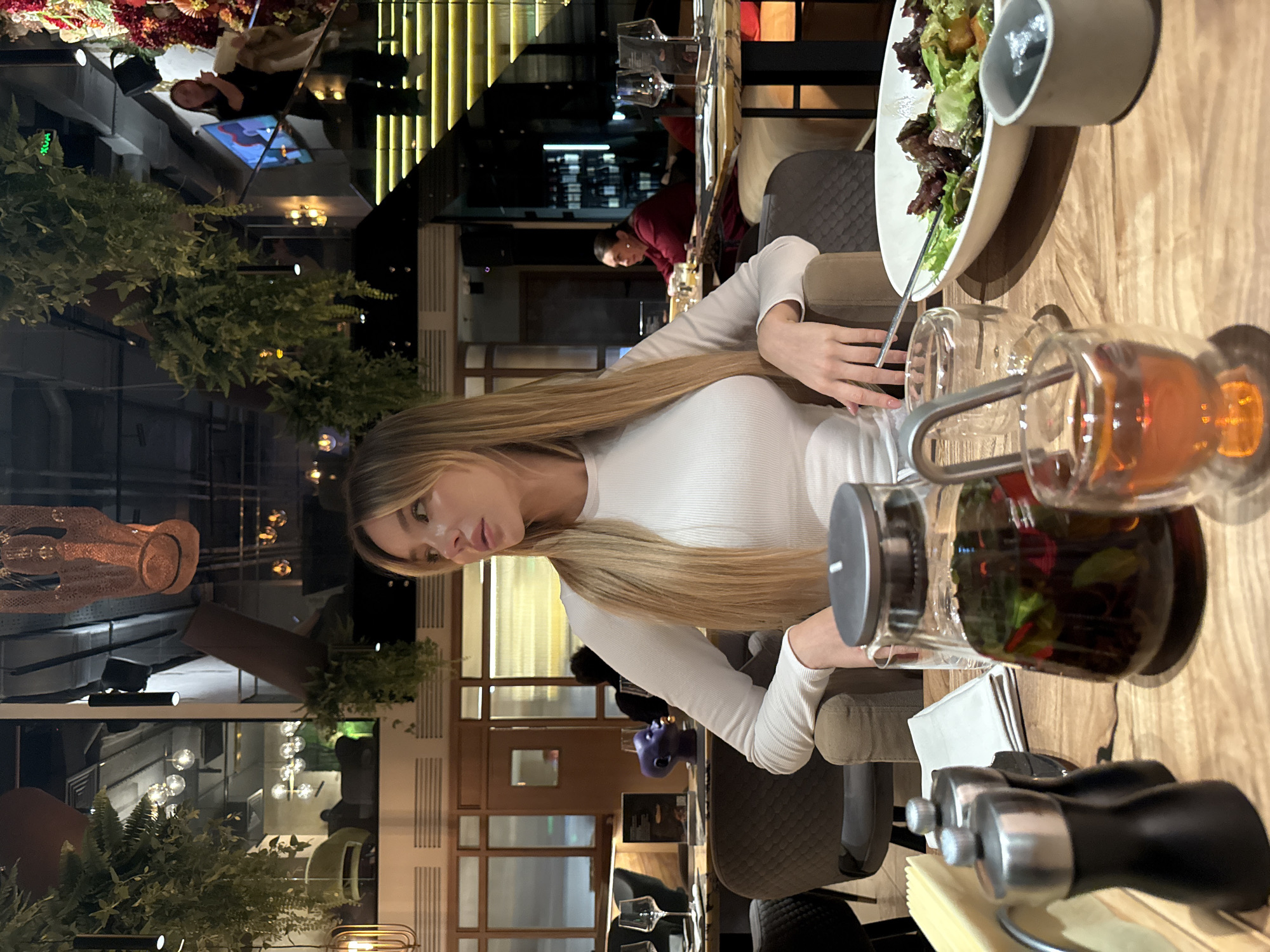 Evening dining and nighttime cityscape captured in Moscow