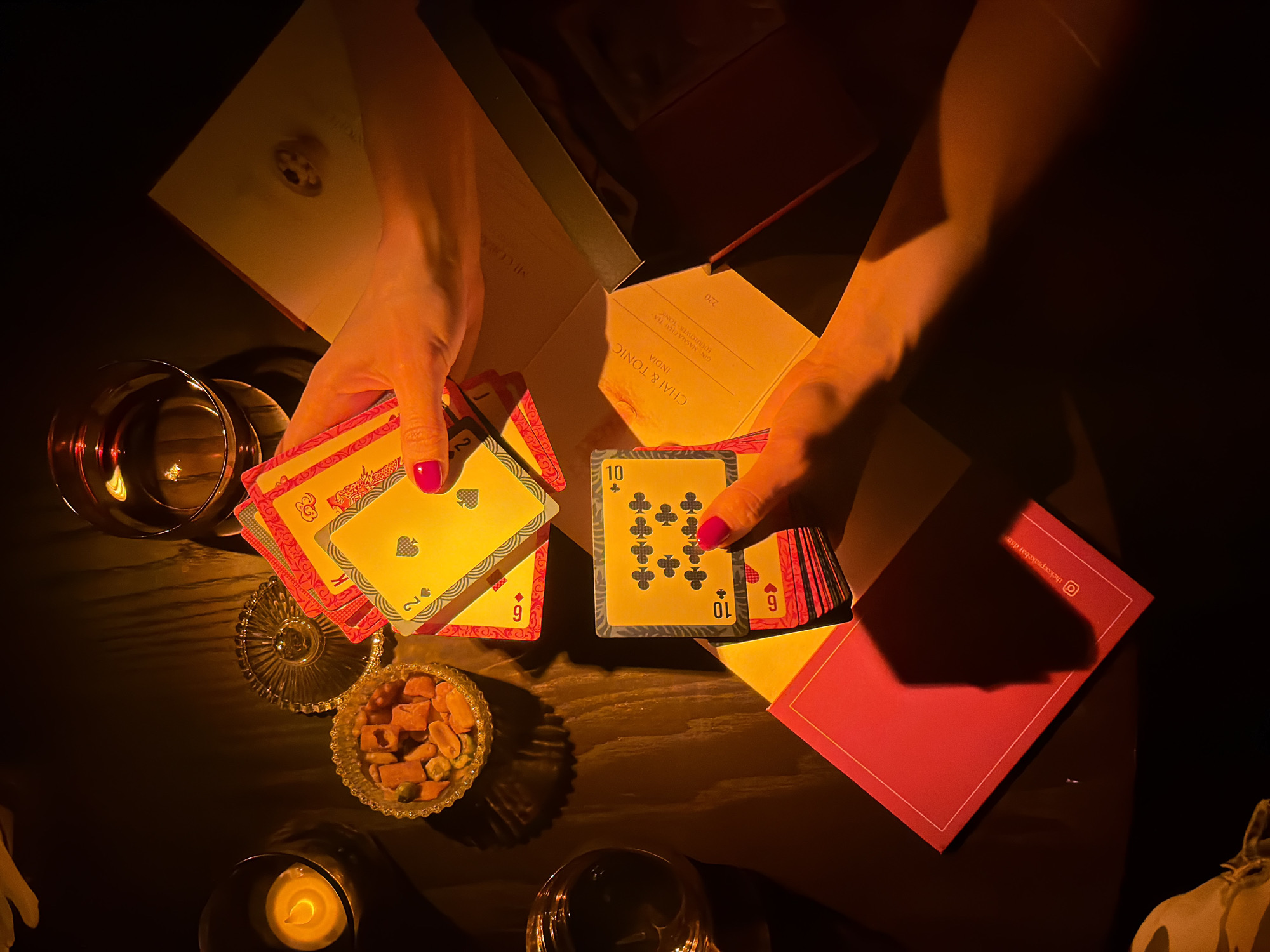 Evening bar scene captured in Đà Nẵng's intimate nightlife