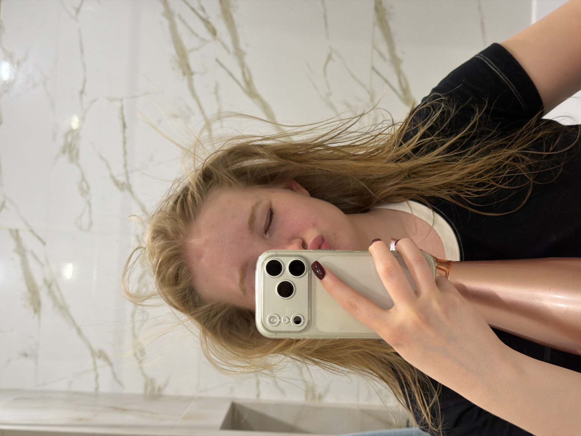 Siblings take playful selfies with cat in Rossiyskiy