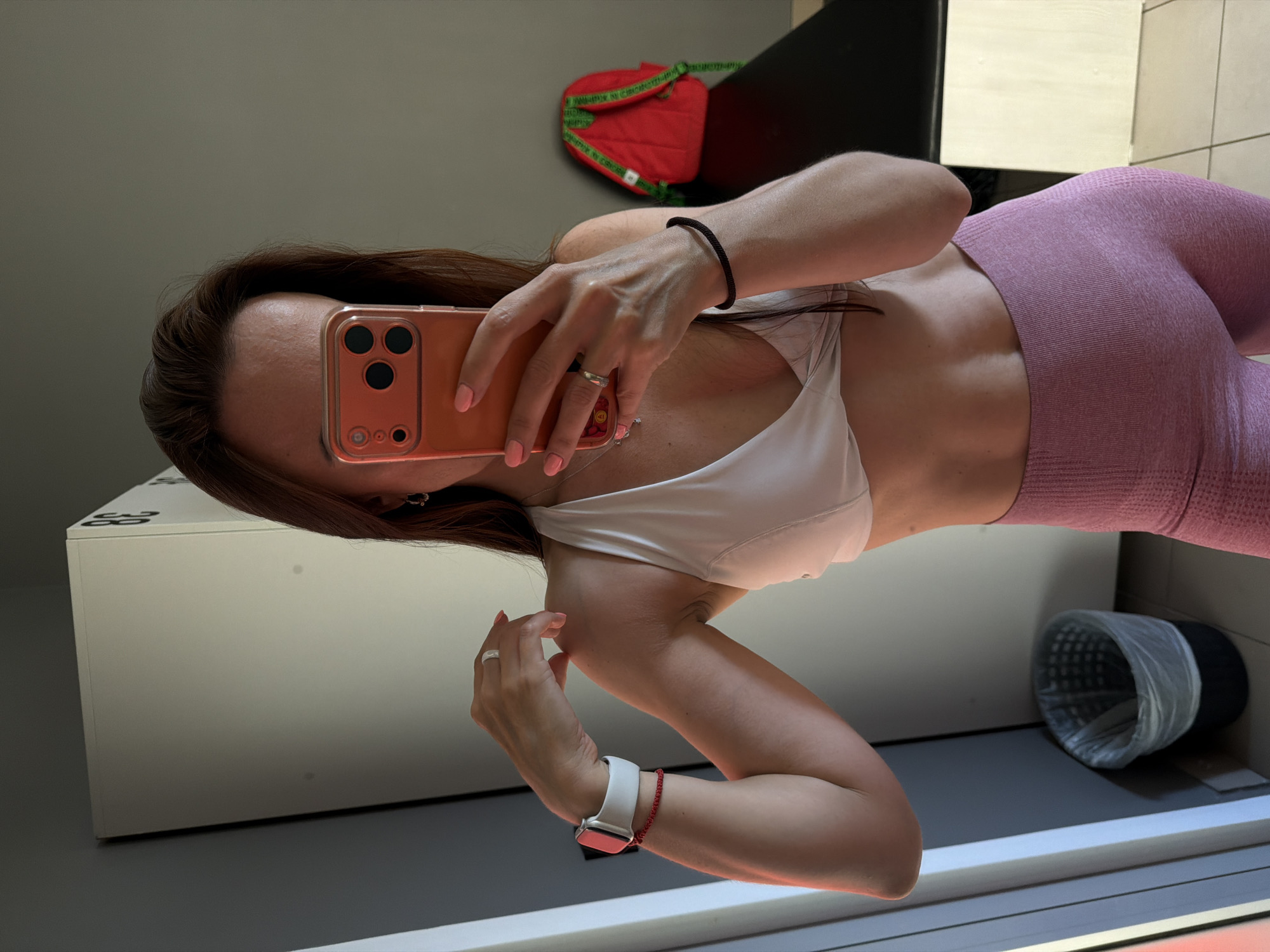 Post-workout mirror selfie in a Birobidzhan gym locker room