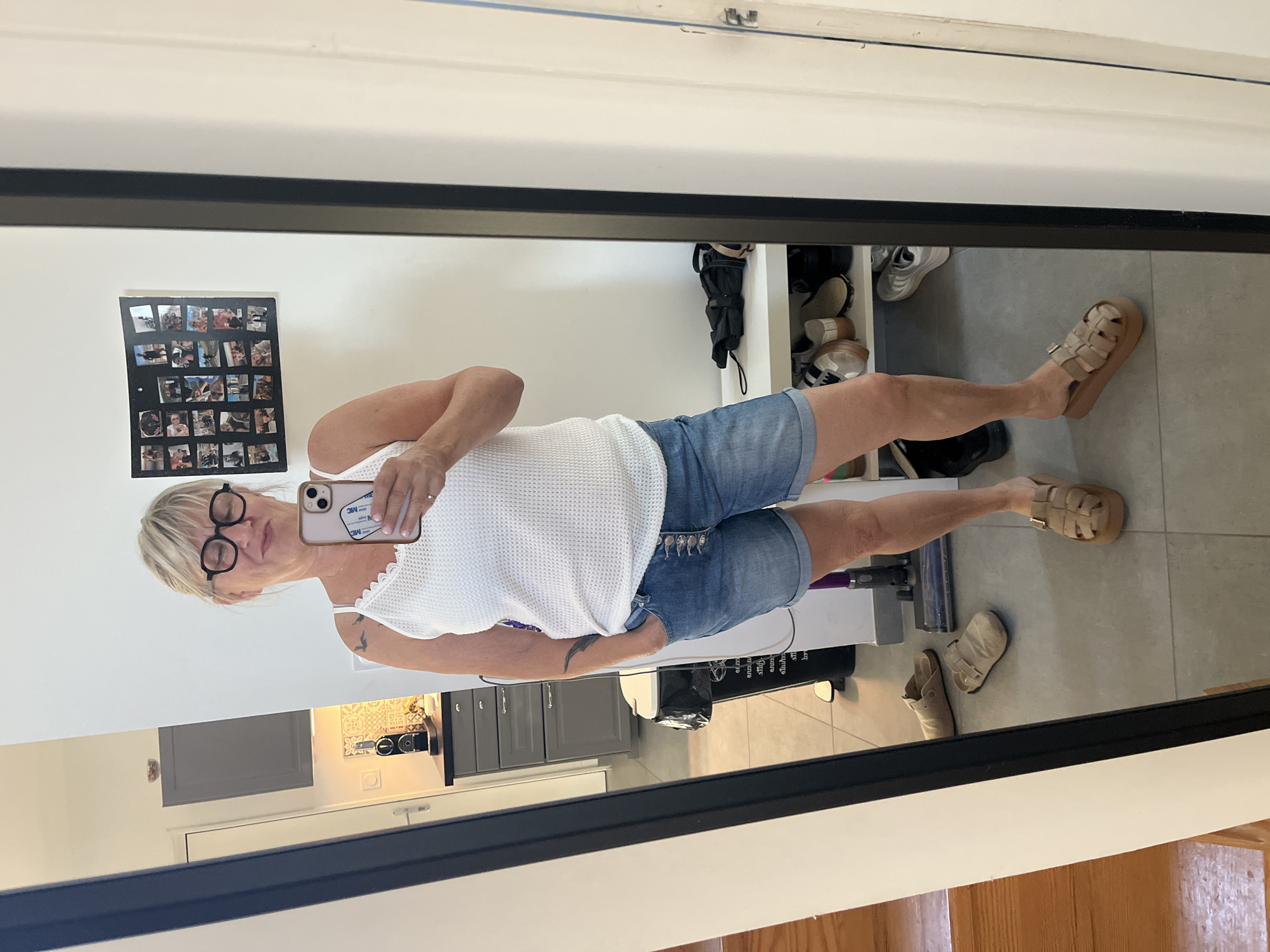 Morning coffee and mirror moments at home in Chambœuf