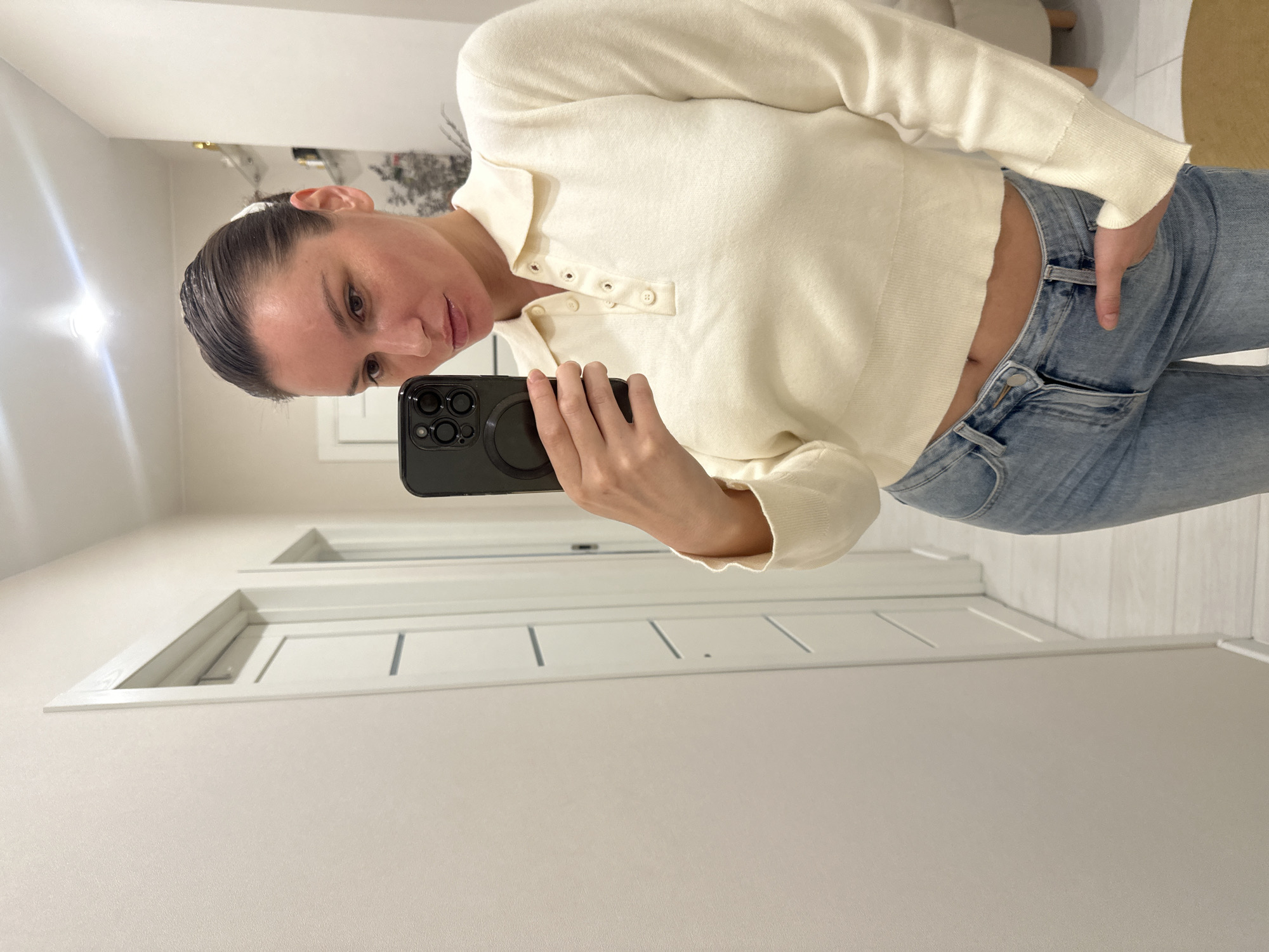 Morning routine documented: selfies, pet moments, household cleaning in Moscow