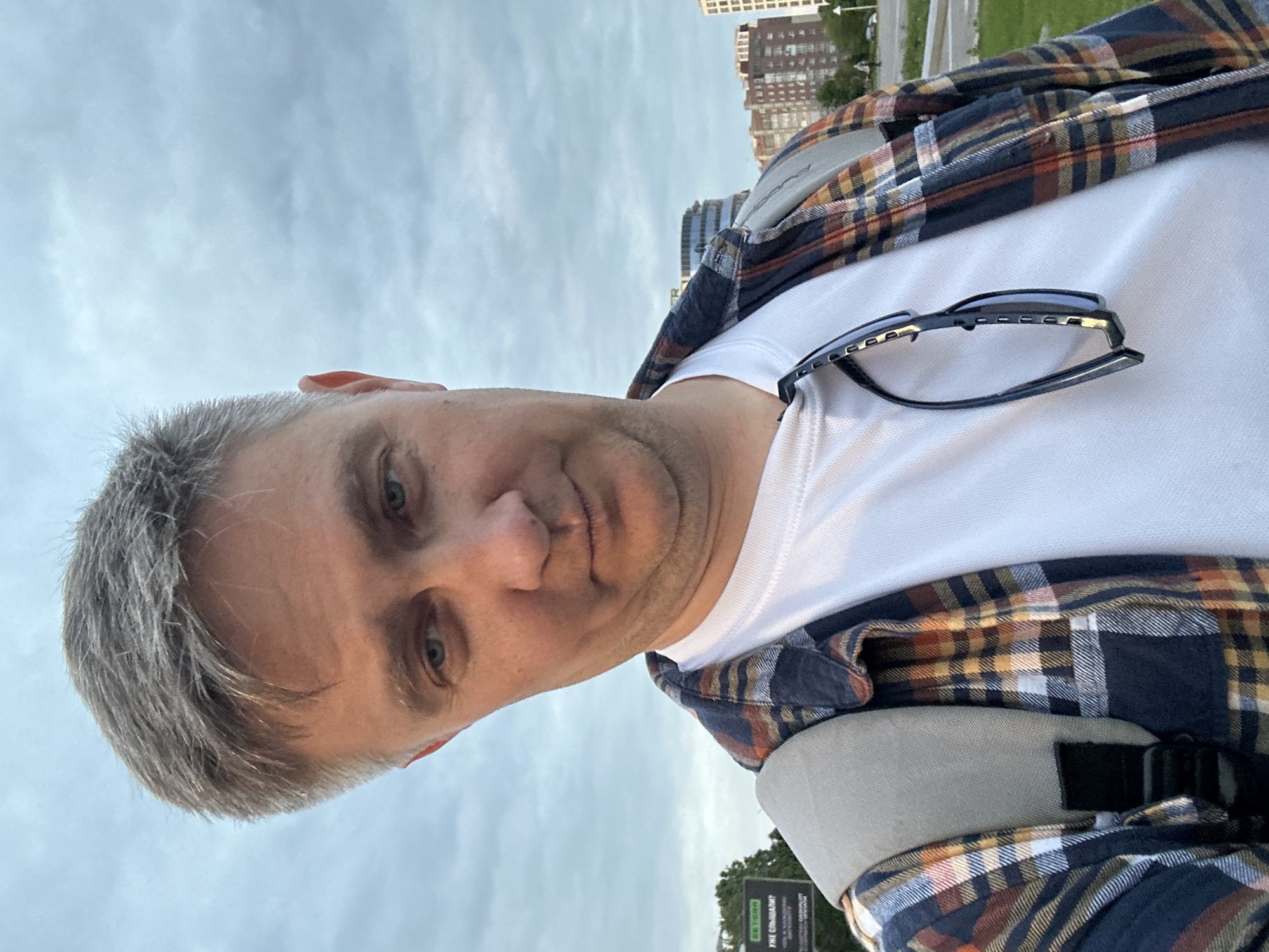 Evening walk documented through central Minsk landmarks and selfies