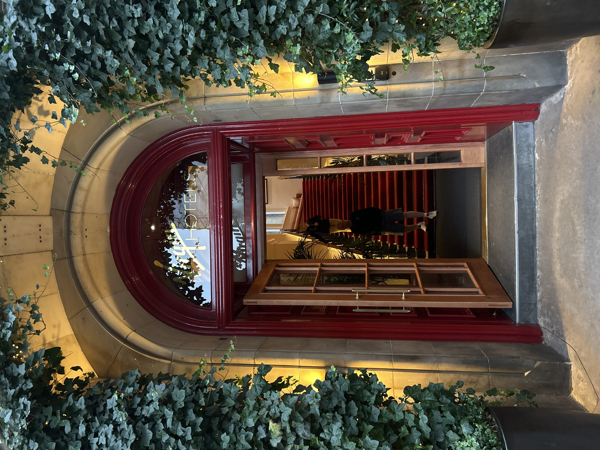 Evening stroll through Edinburgh's Old Town streets and landmarks