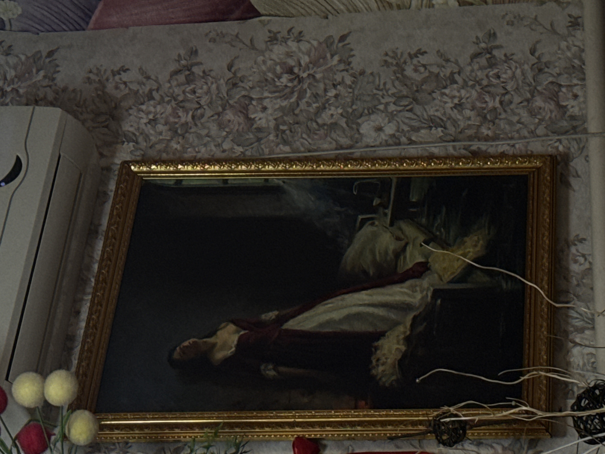 Witness documents vintage-decorated home interior over six minutes