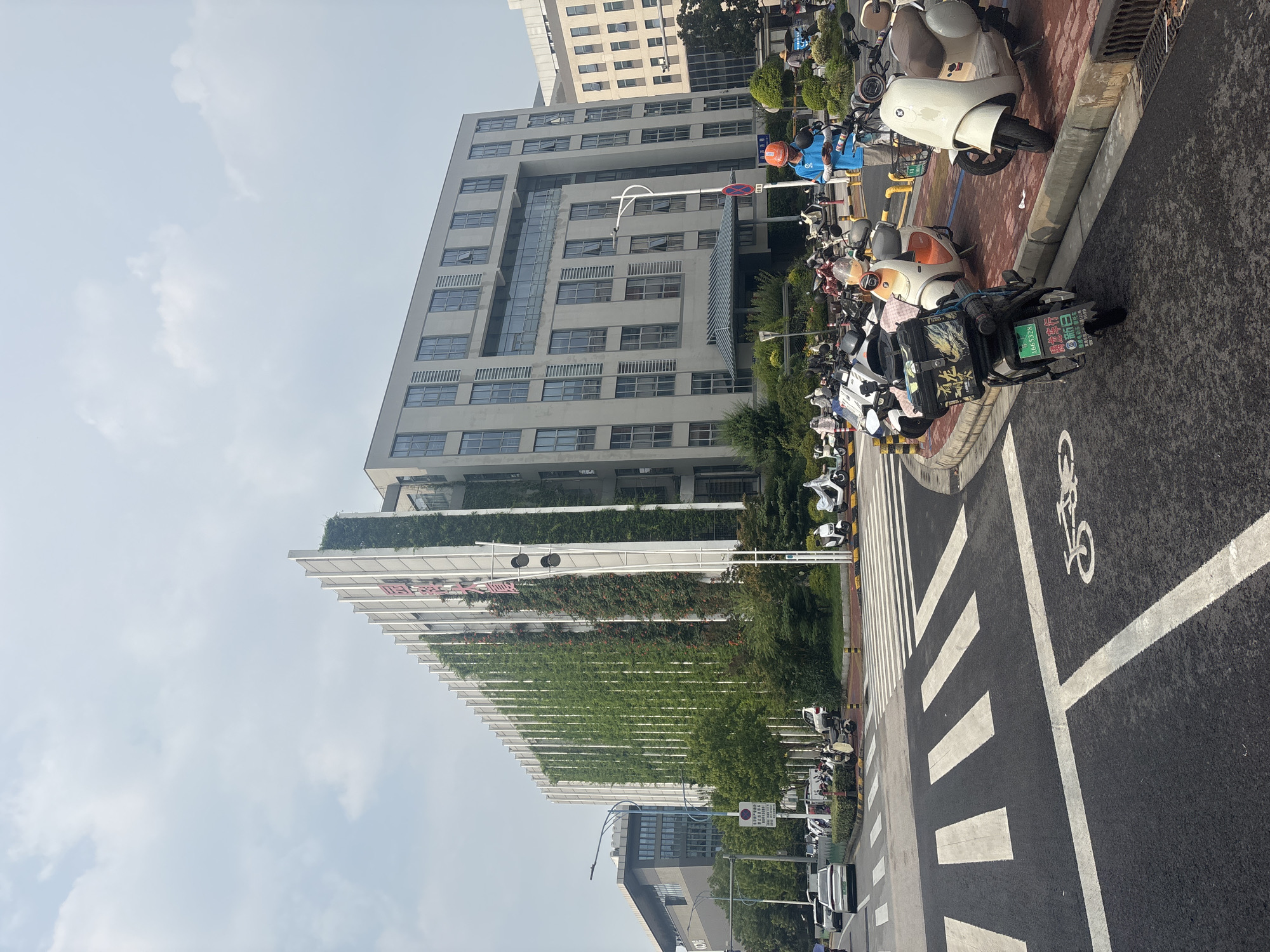 Street-level scenes around Suzhou Industrial Park on a summer morning