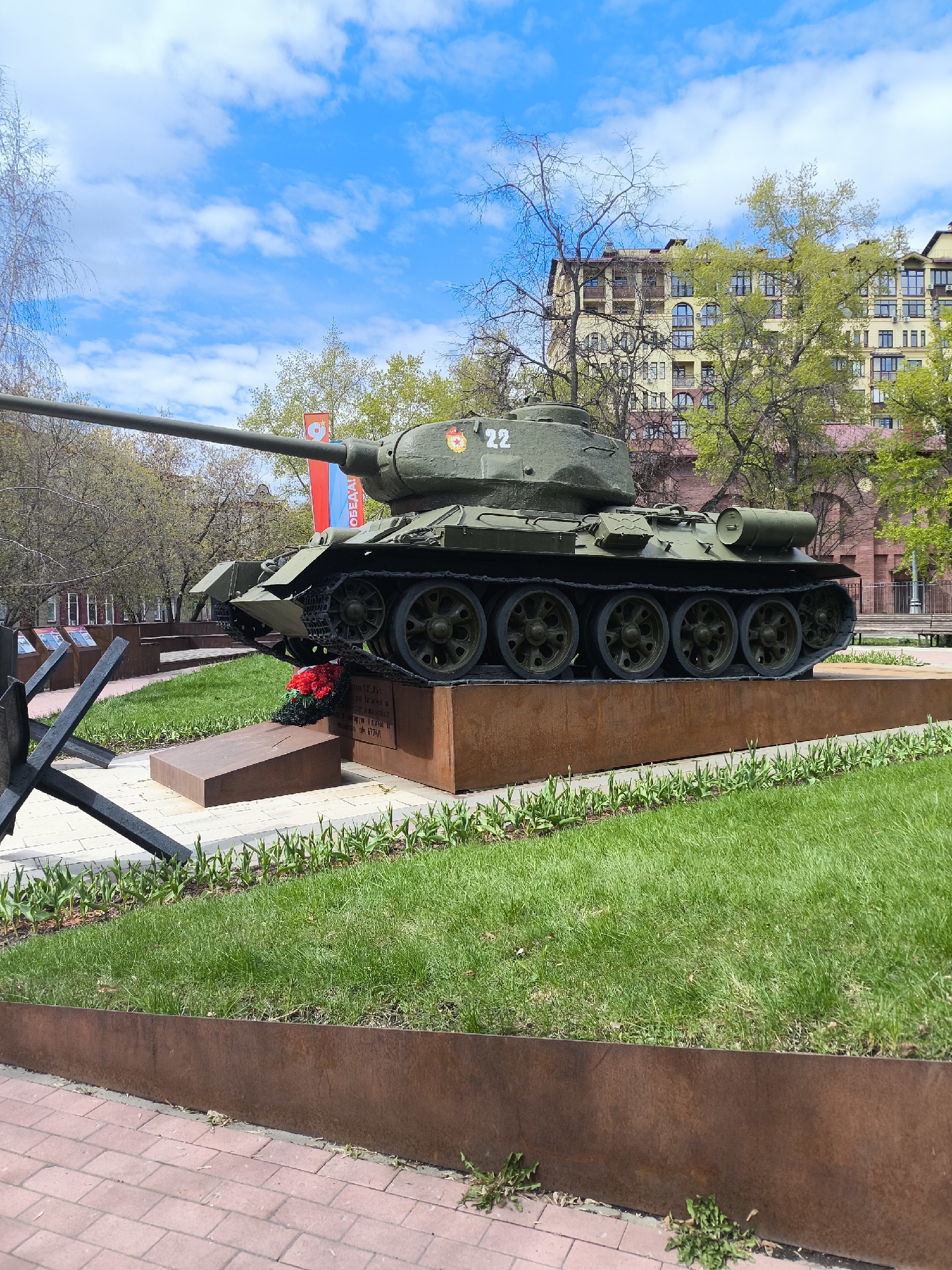Moscow witness documents T-34 tank memorial and nearby construction activity