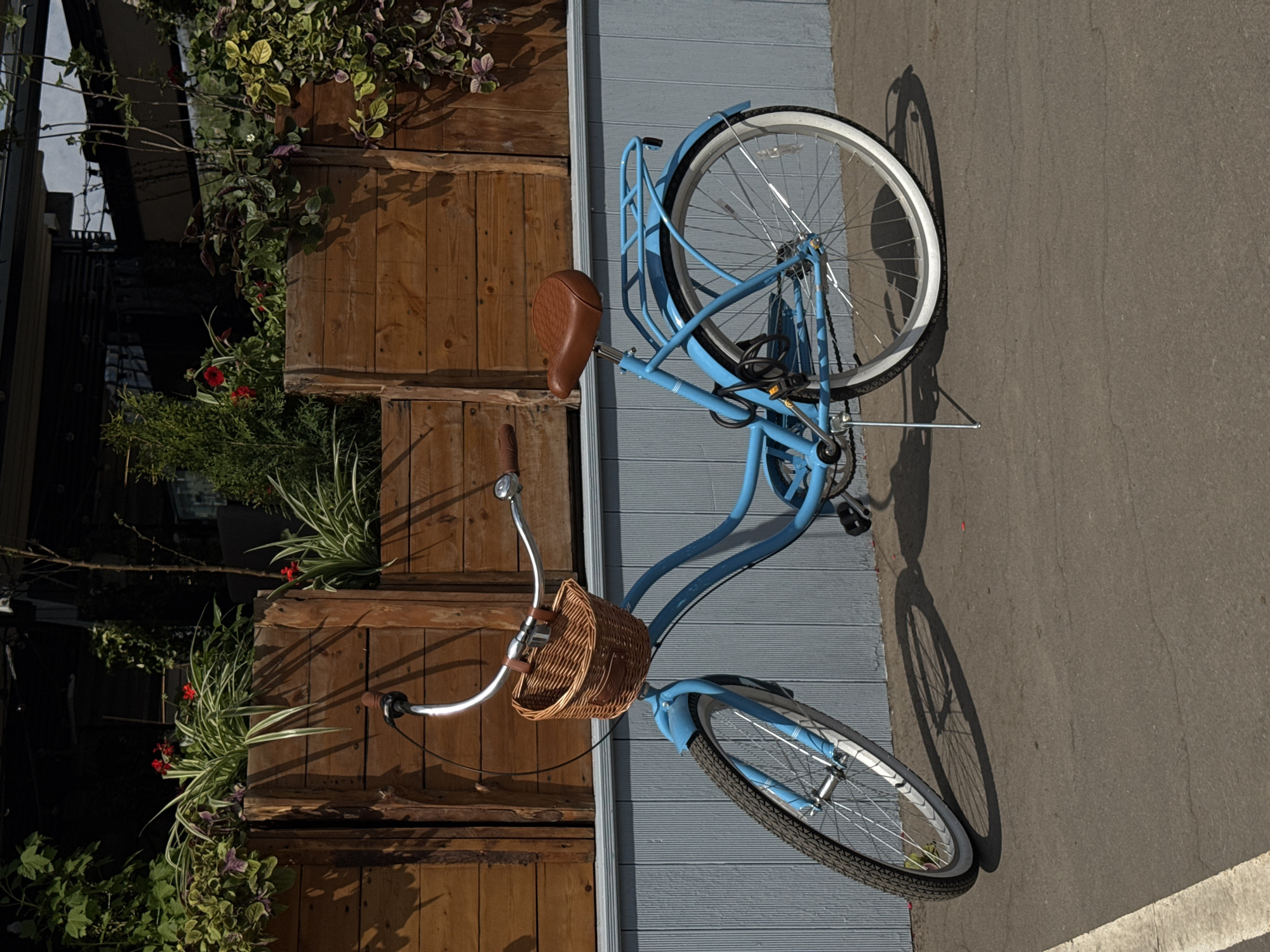 Moscow resident captures everyday street scenes during morning bicycle ride