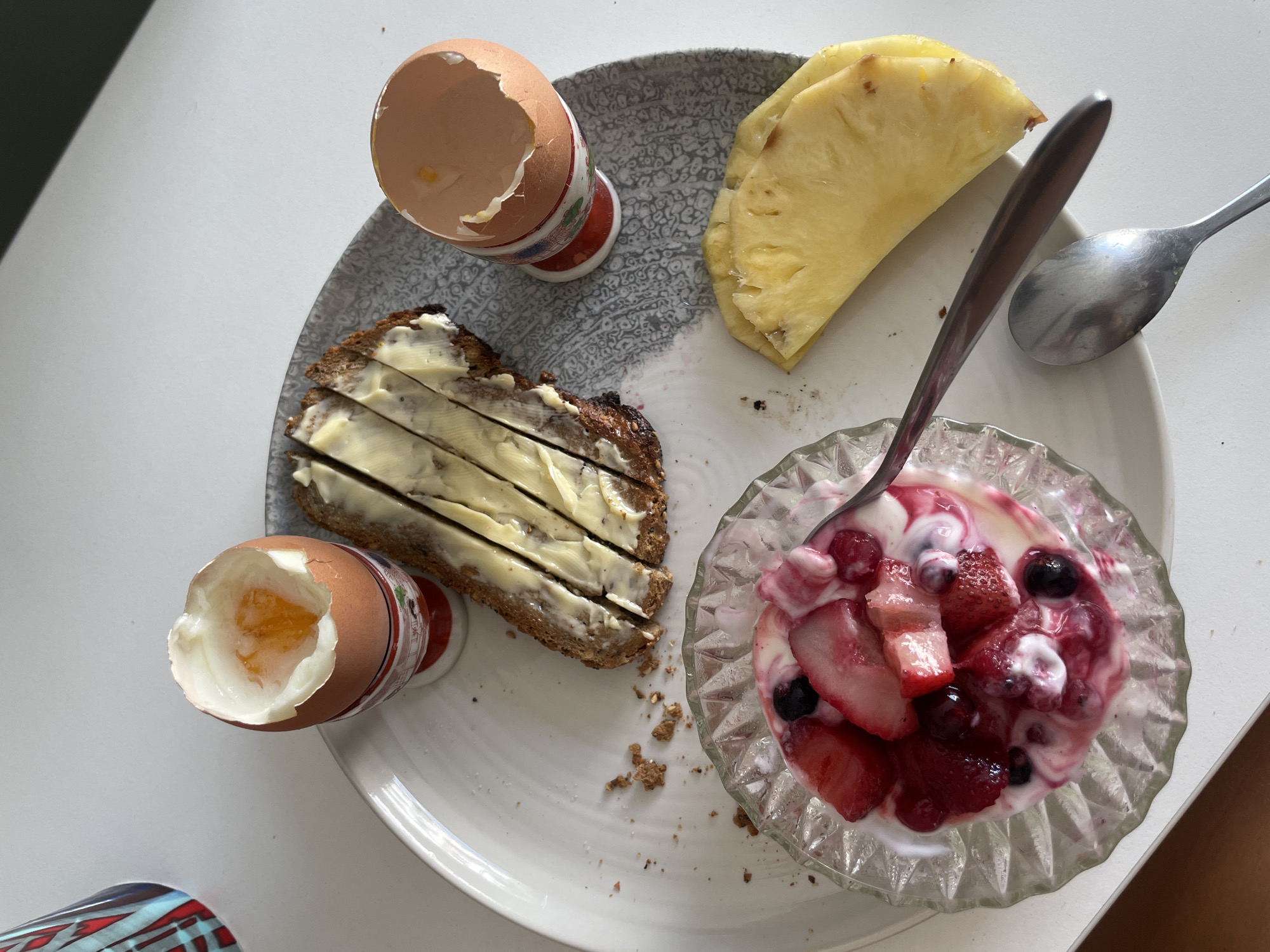 Morning breakfast and art moments captured in Paris