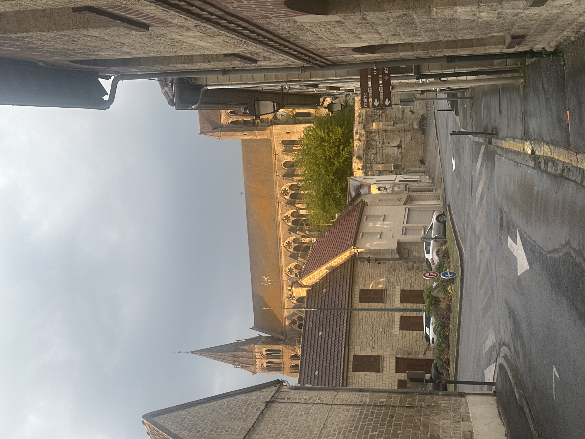 Walking tour documents historic Saint-Leu-d'Esserent medieval architecture