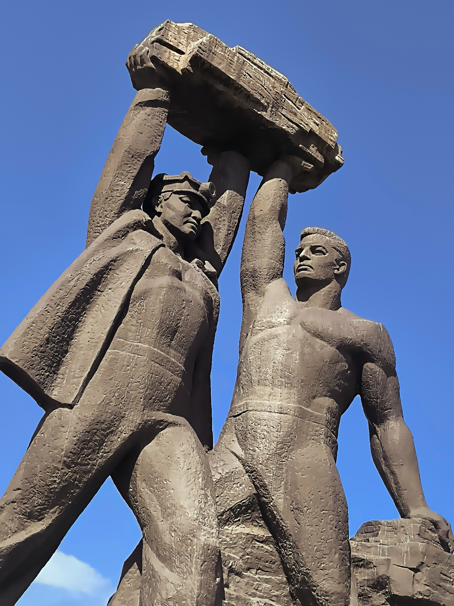 Afternoon in a Qarağandı park: sculpture, flowers, and nunchucks
