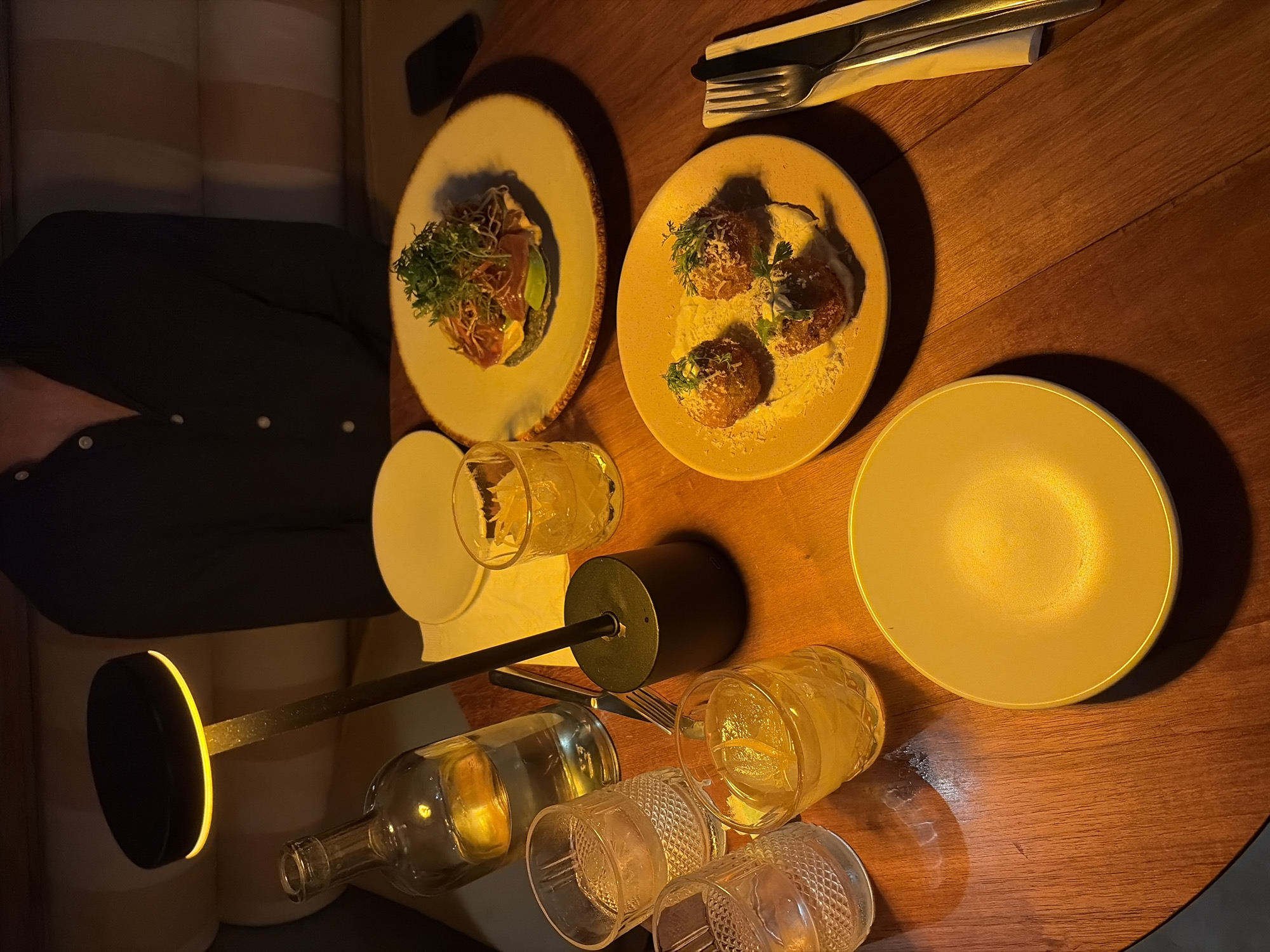 Late-night dining documented at Brisas de Zicatela restaurant