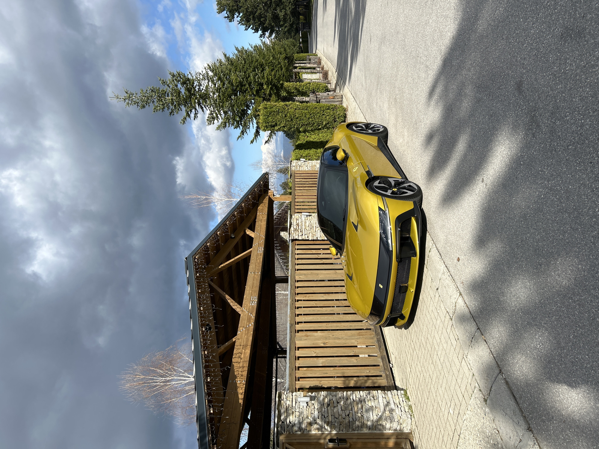 Yellow sports car and golfer spotted in Razlog, Bulgaria