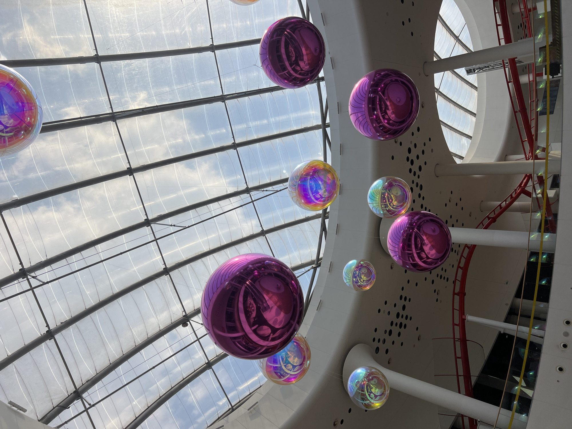 Morning documentation of Kyiv shopping mall features and attractions