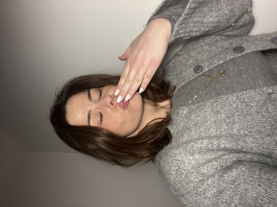 Woman documents evening routine with selfies, sushi dinner in Roubaix