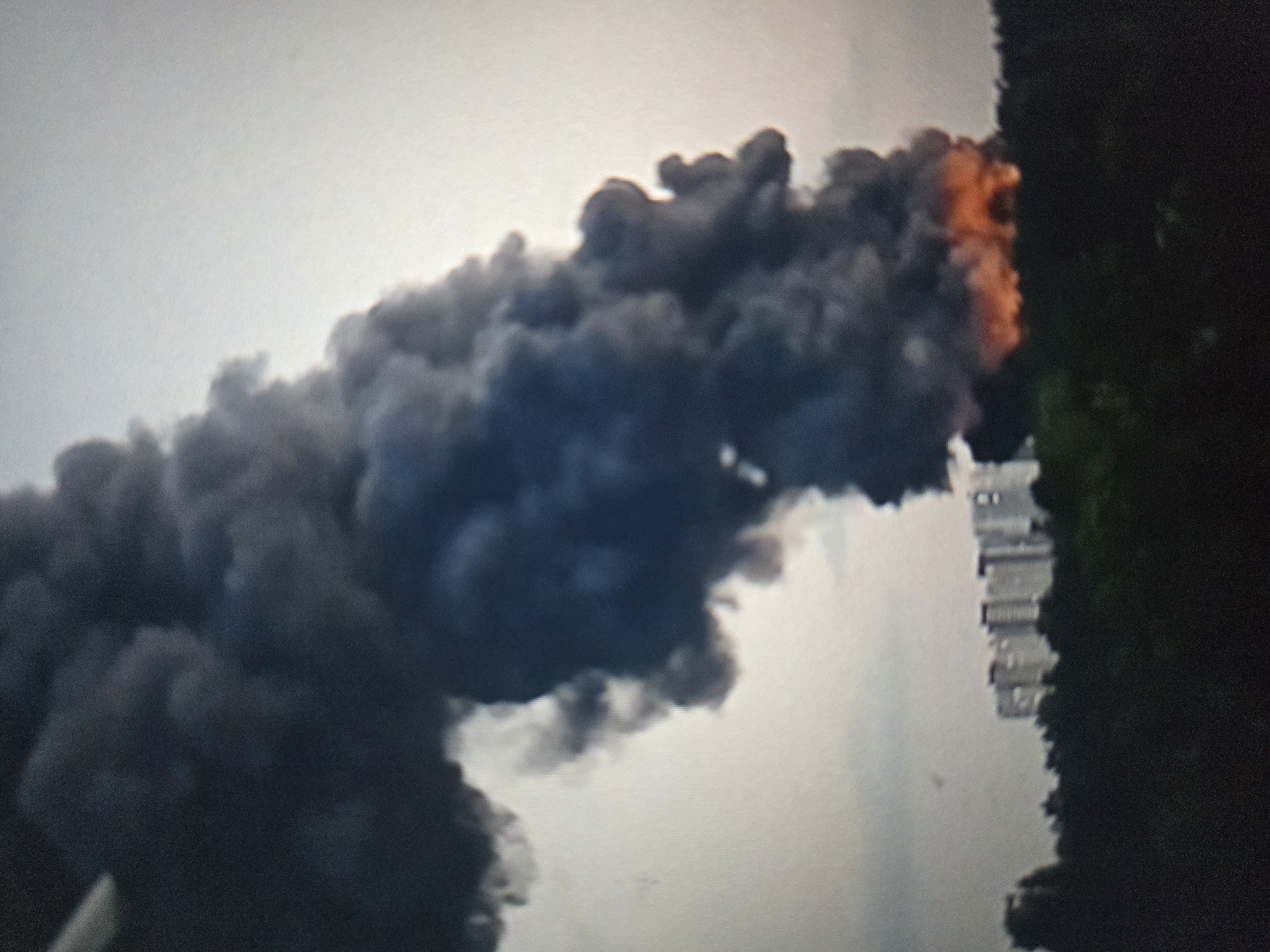 Large fire burns in Saratov amid everyday nature shots