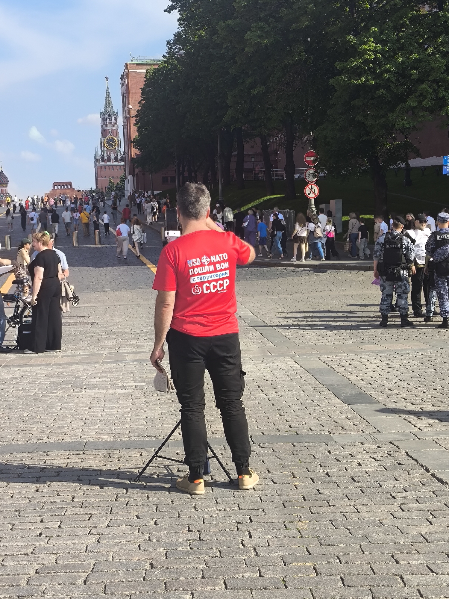 Ordinary Moscow street life documented across eight minutes