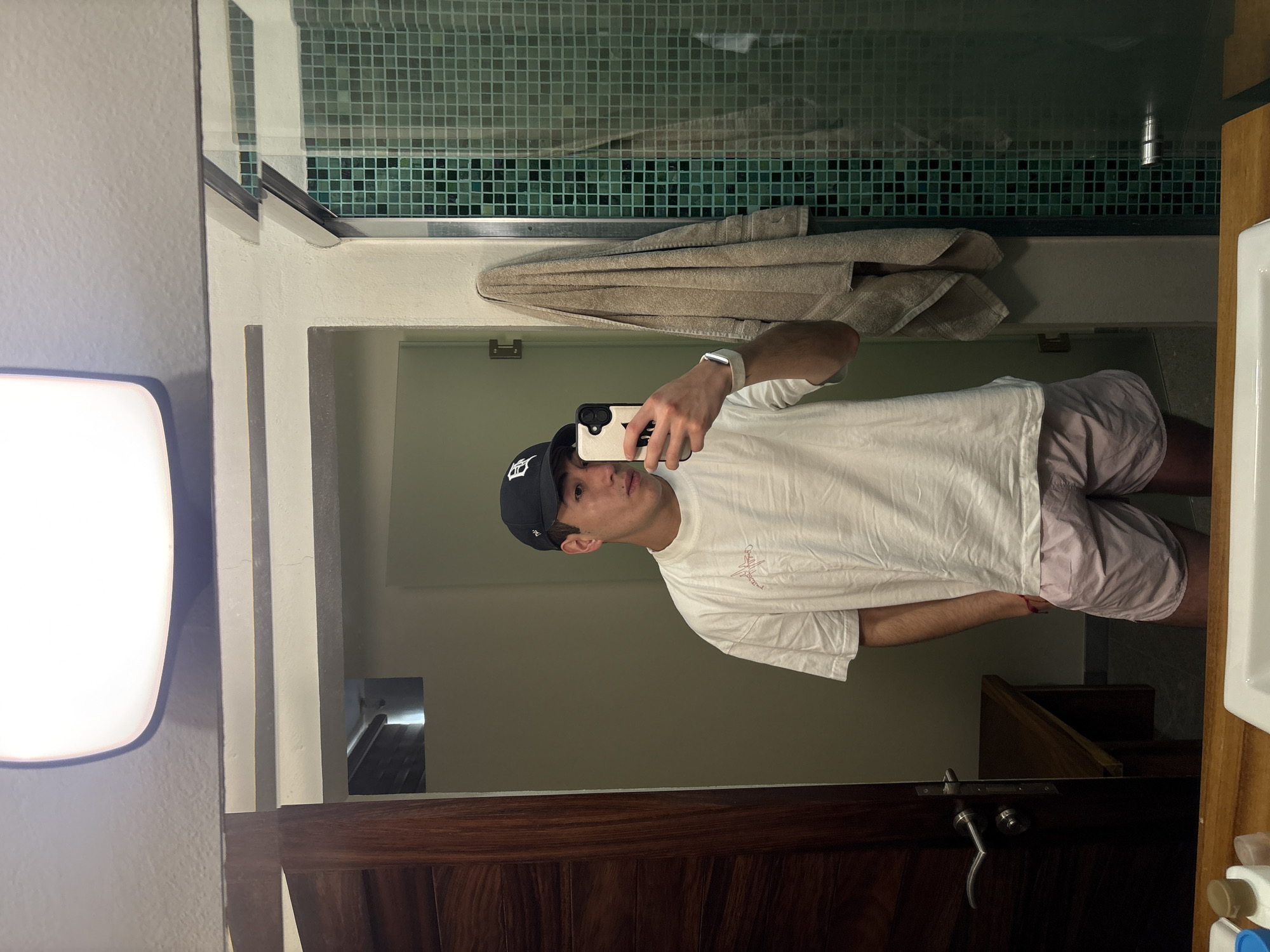 Person takes bathroom selfie in Puerto Escondido hotel