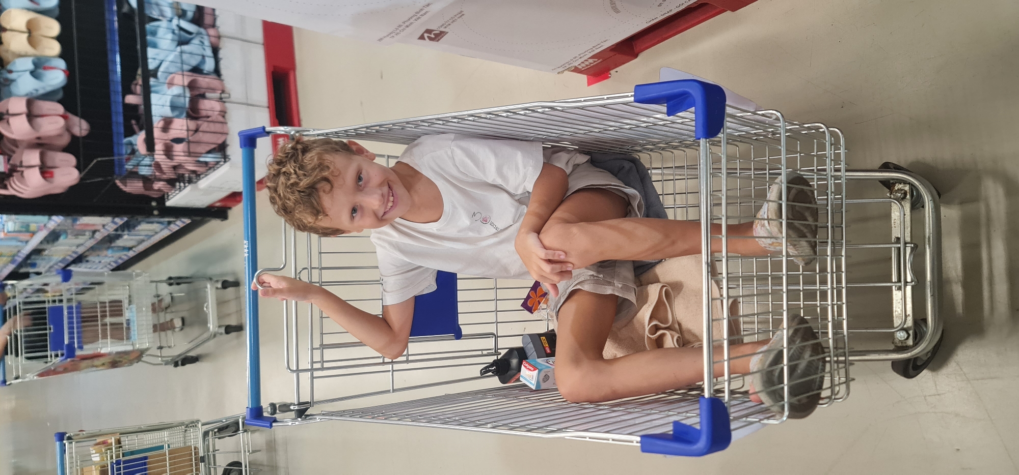 Child enjoys shopping cart ride at Đà Nẵng store