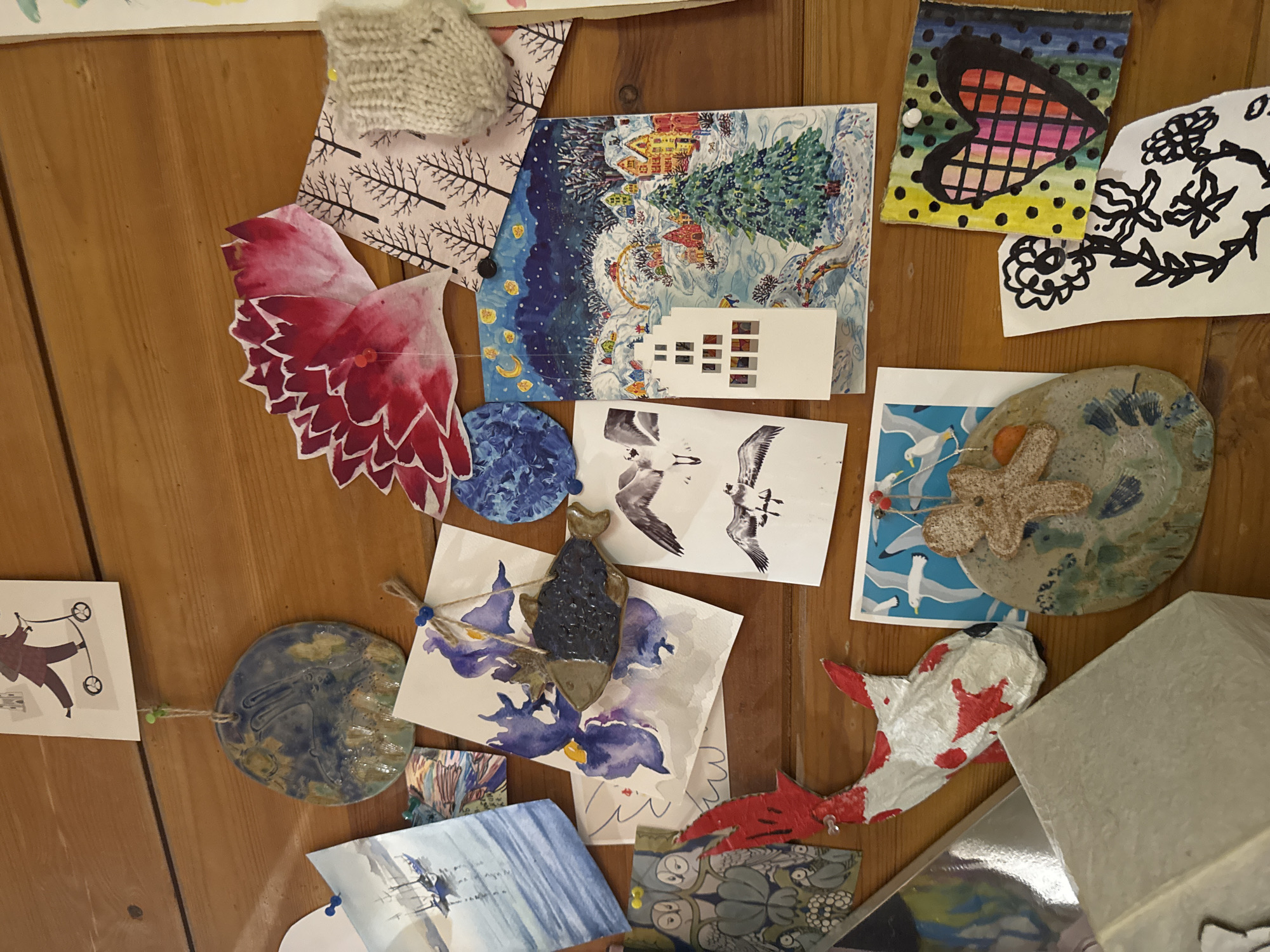 Handmade art displays documented in Moscow morning exhibition