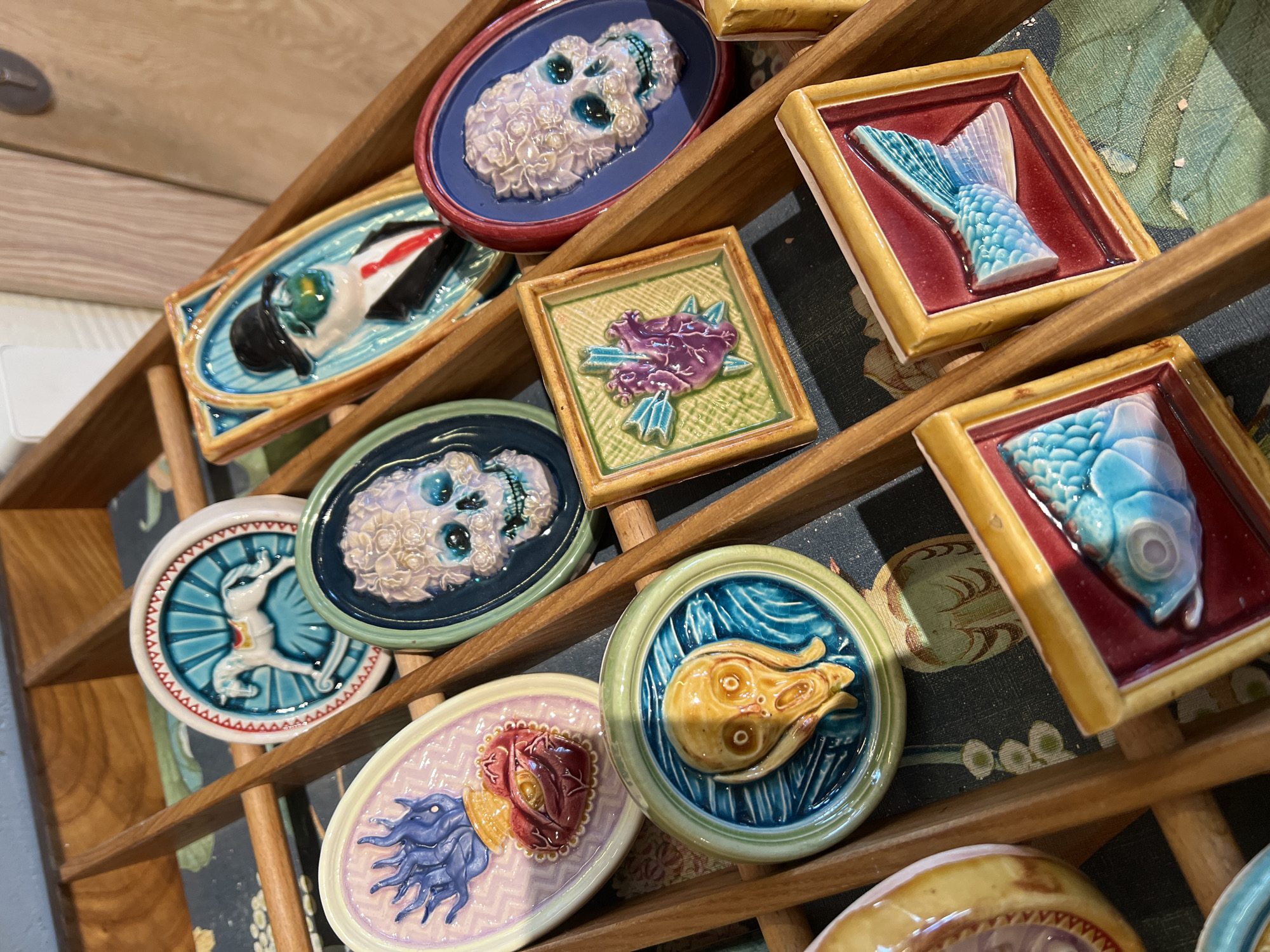Ceramic artworks and interior items observed in Moscow location