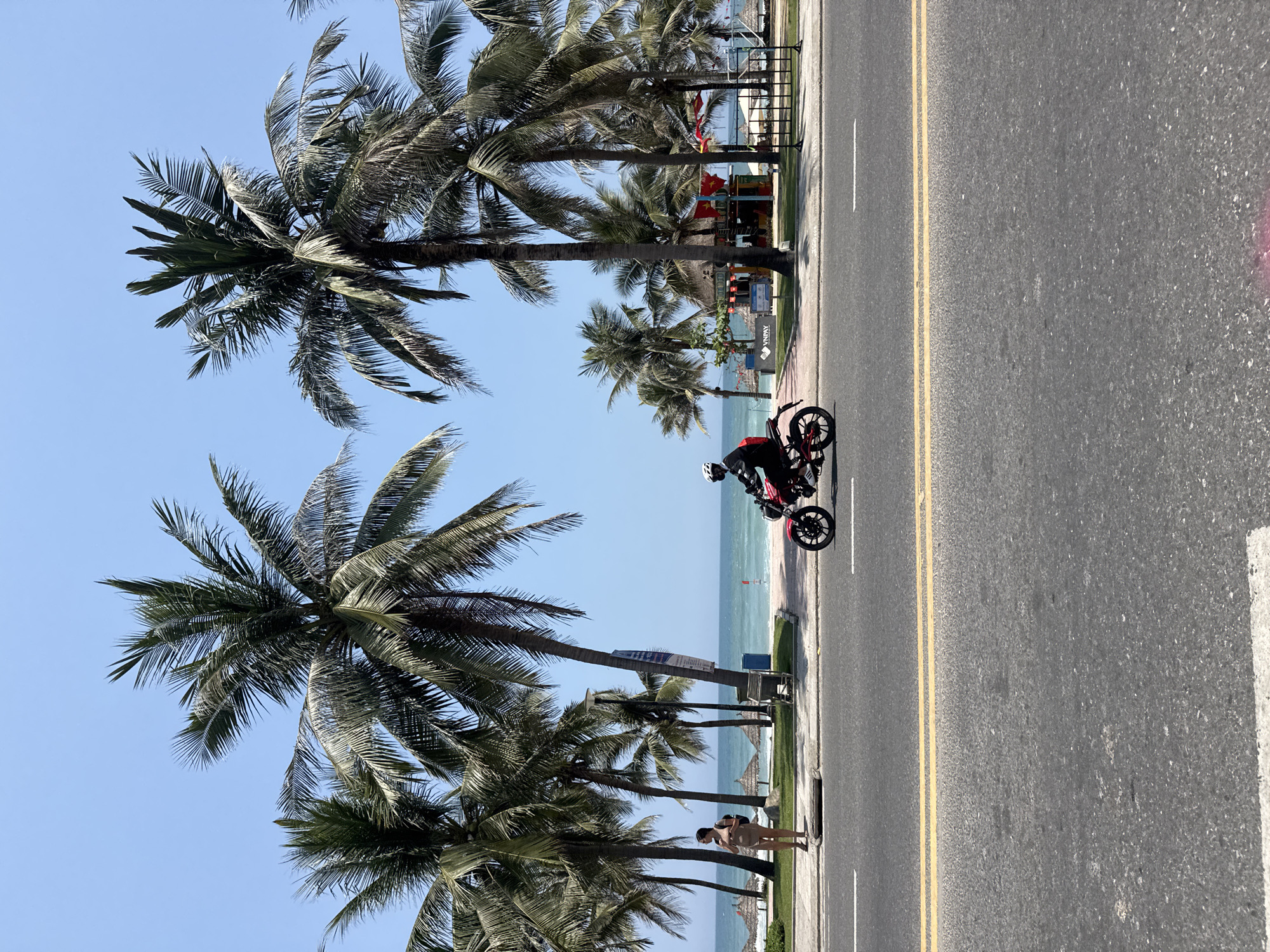Morning commute captured on Đà Nẵng coastal road