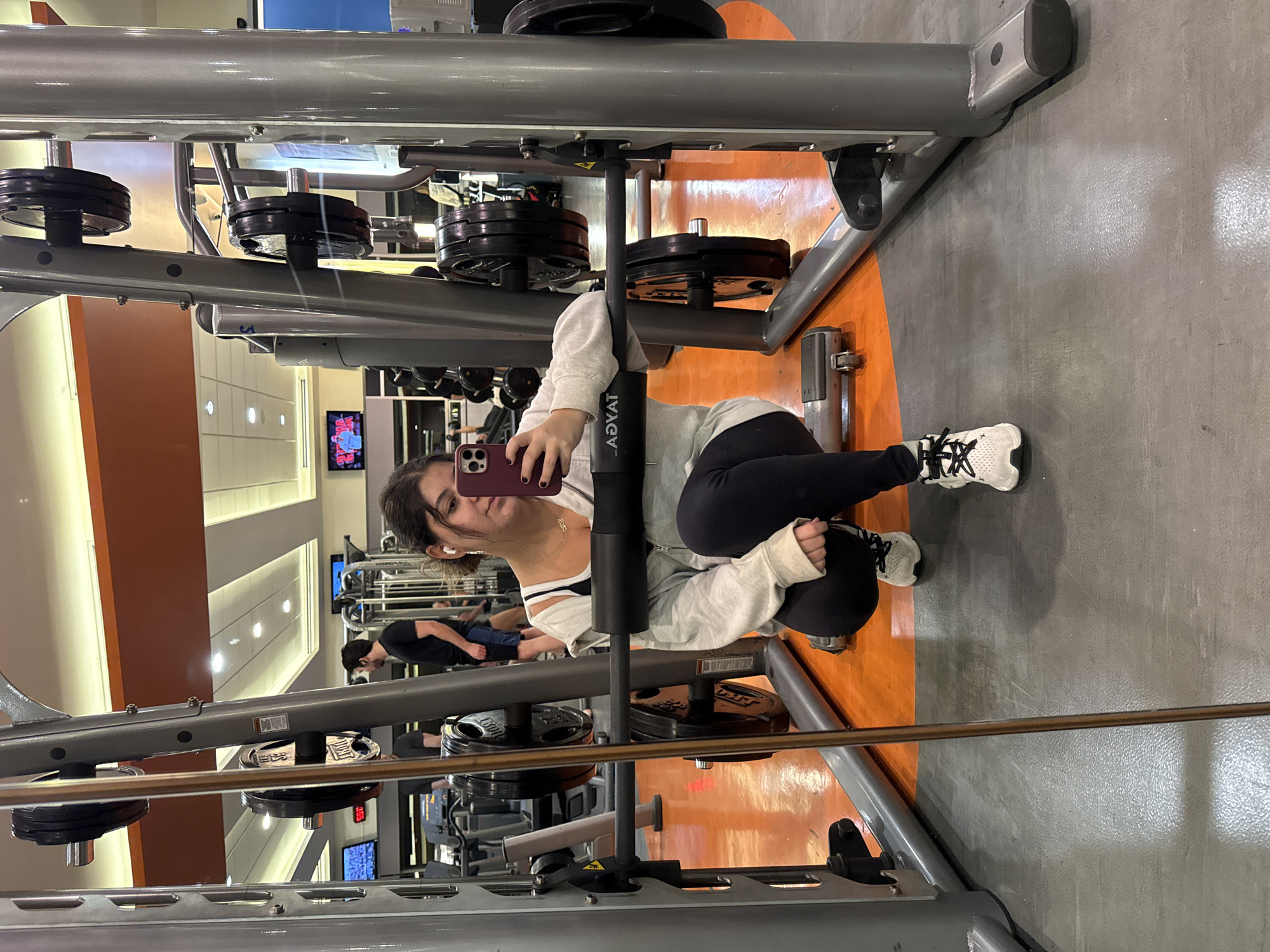Woman takes gym selfies in Mexico City weight room