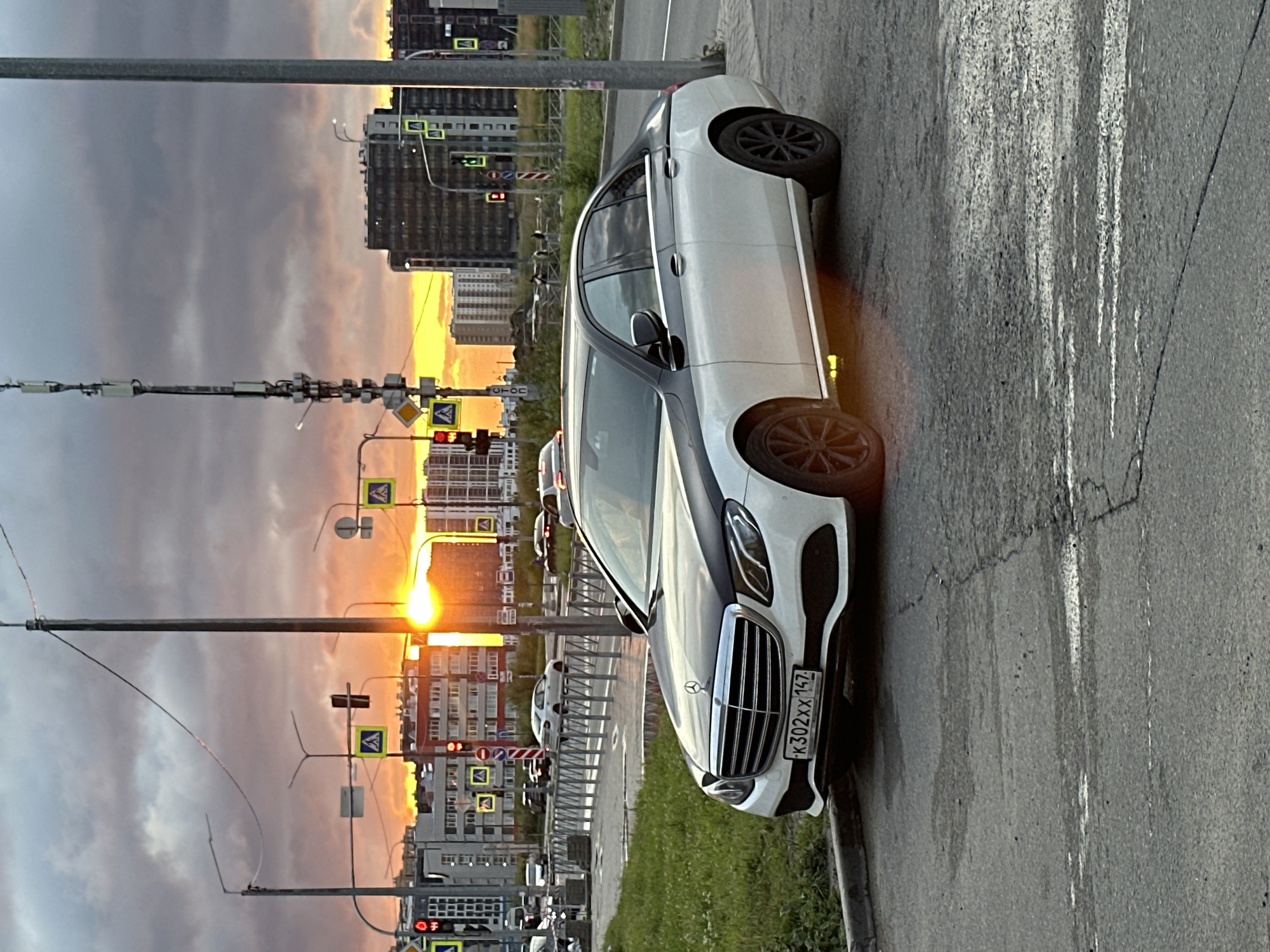 Sunset stop in Sinyavino with a two-tone Mercedes parked roadside