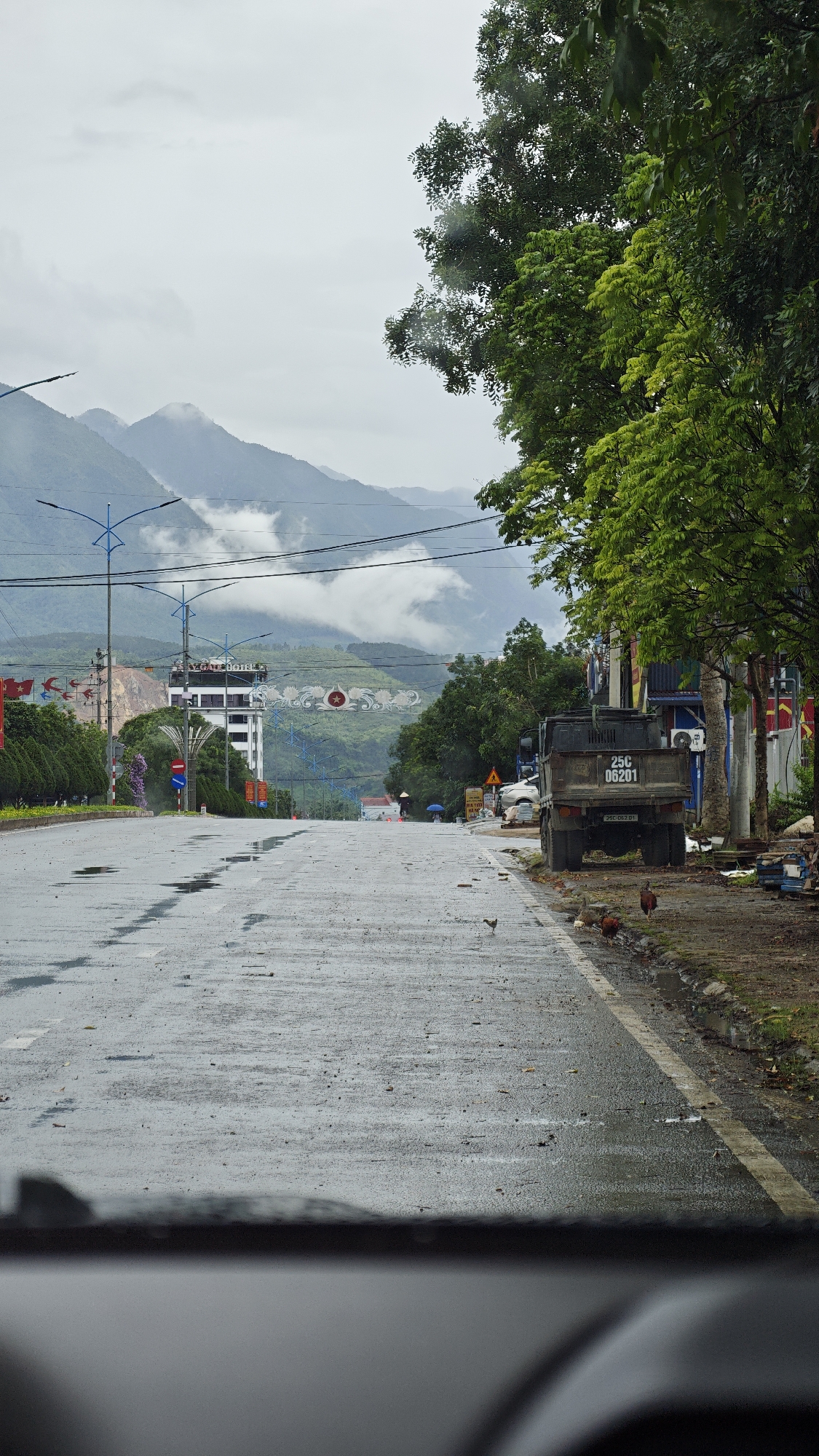Overcast morning captures wet roads in Tam Đường, Vietnam