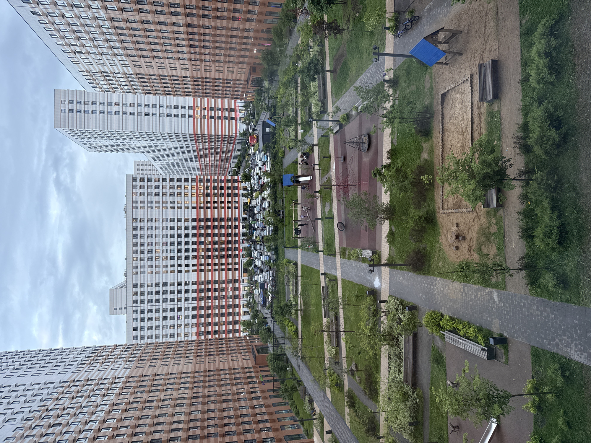 Routine urban activity documented in Bobrovo residential district