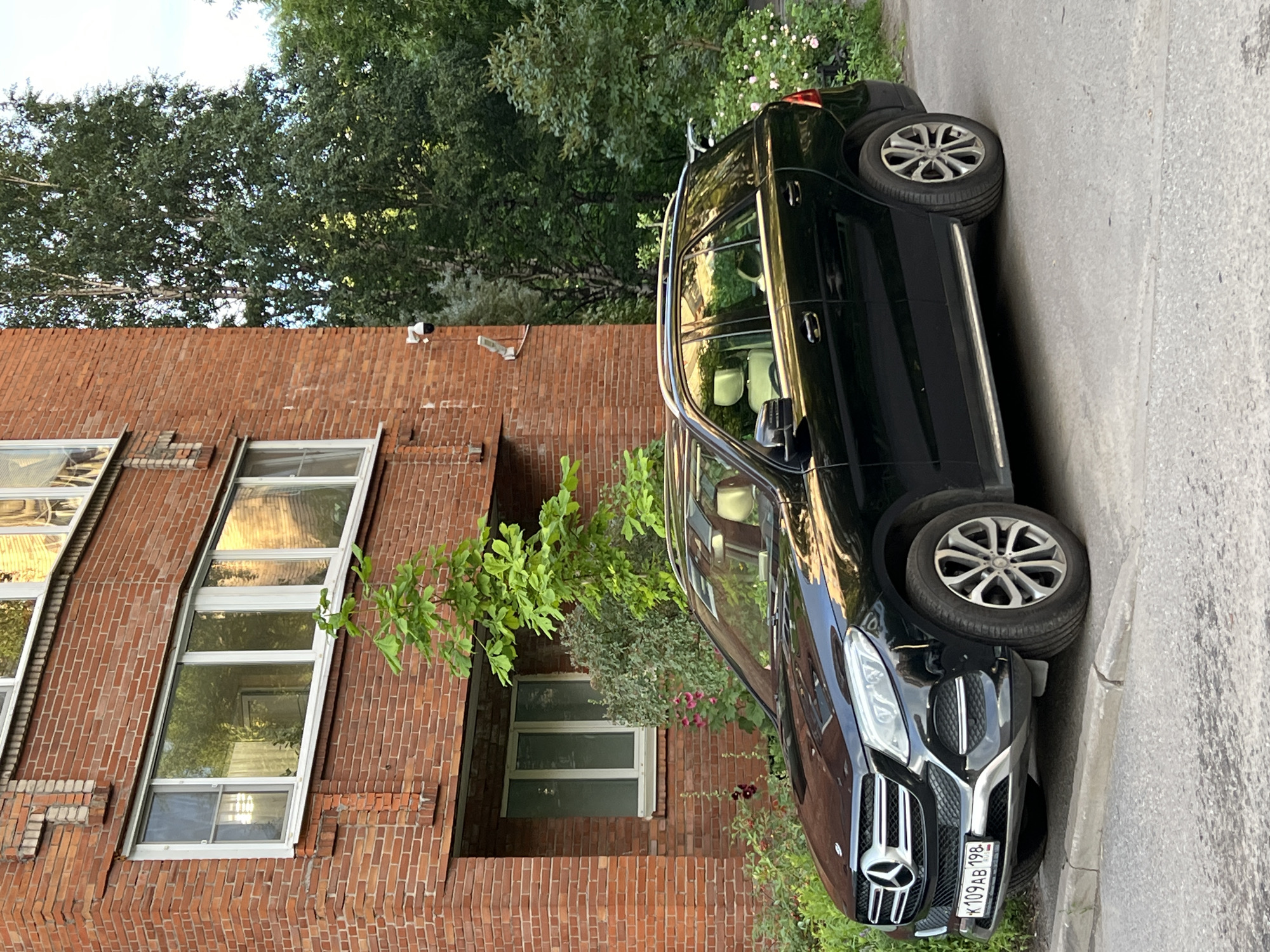 Saint Petersburg neighborhood: streets, courtyards, and fresh produce