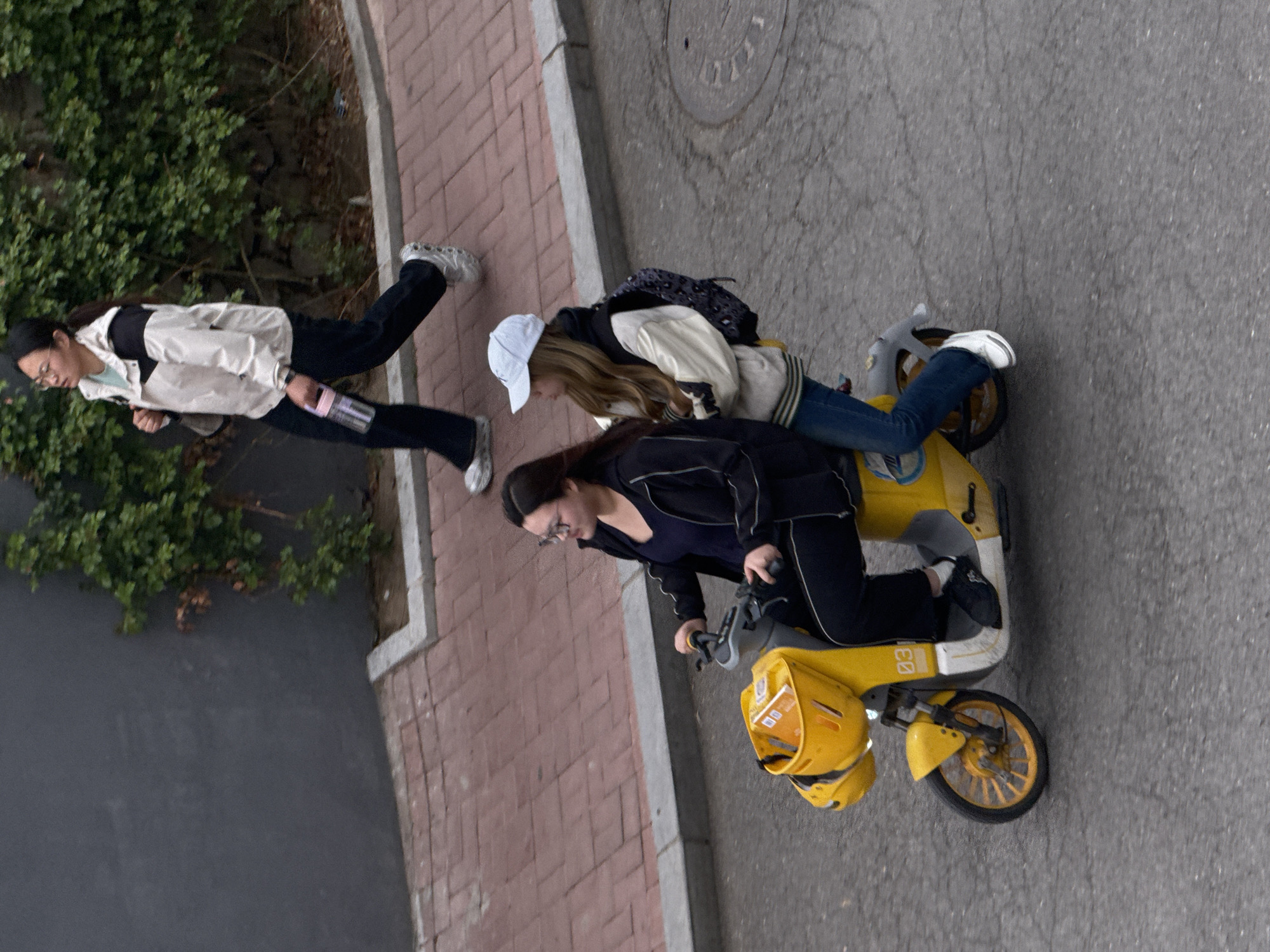 Routine street activity captured in Zhongtun, China early morning