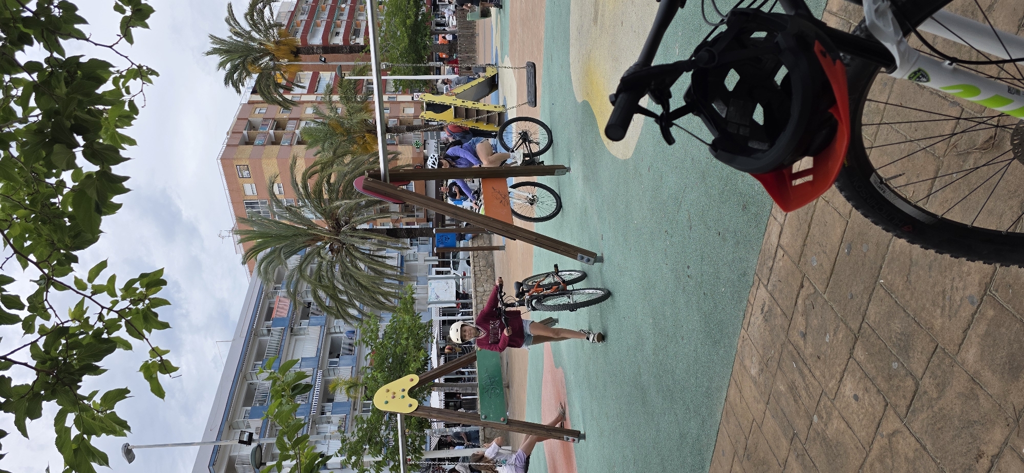 Families enjoy afternoon activities in Sagunto parks and playgrounds