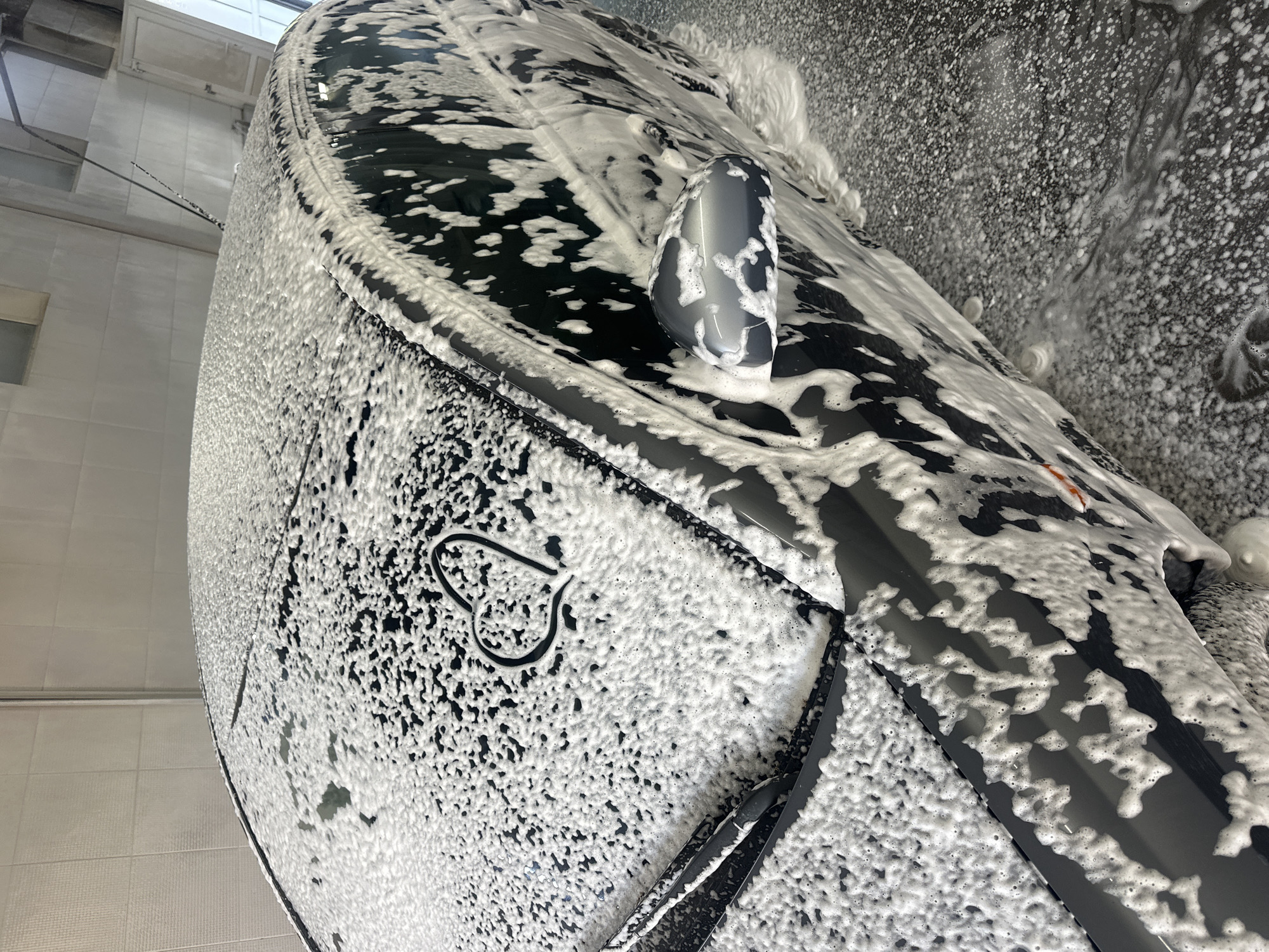 Car wash operation documented in Ternopil, Ukraine