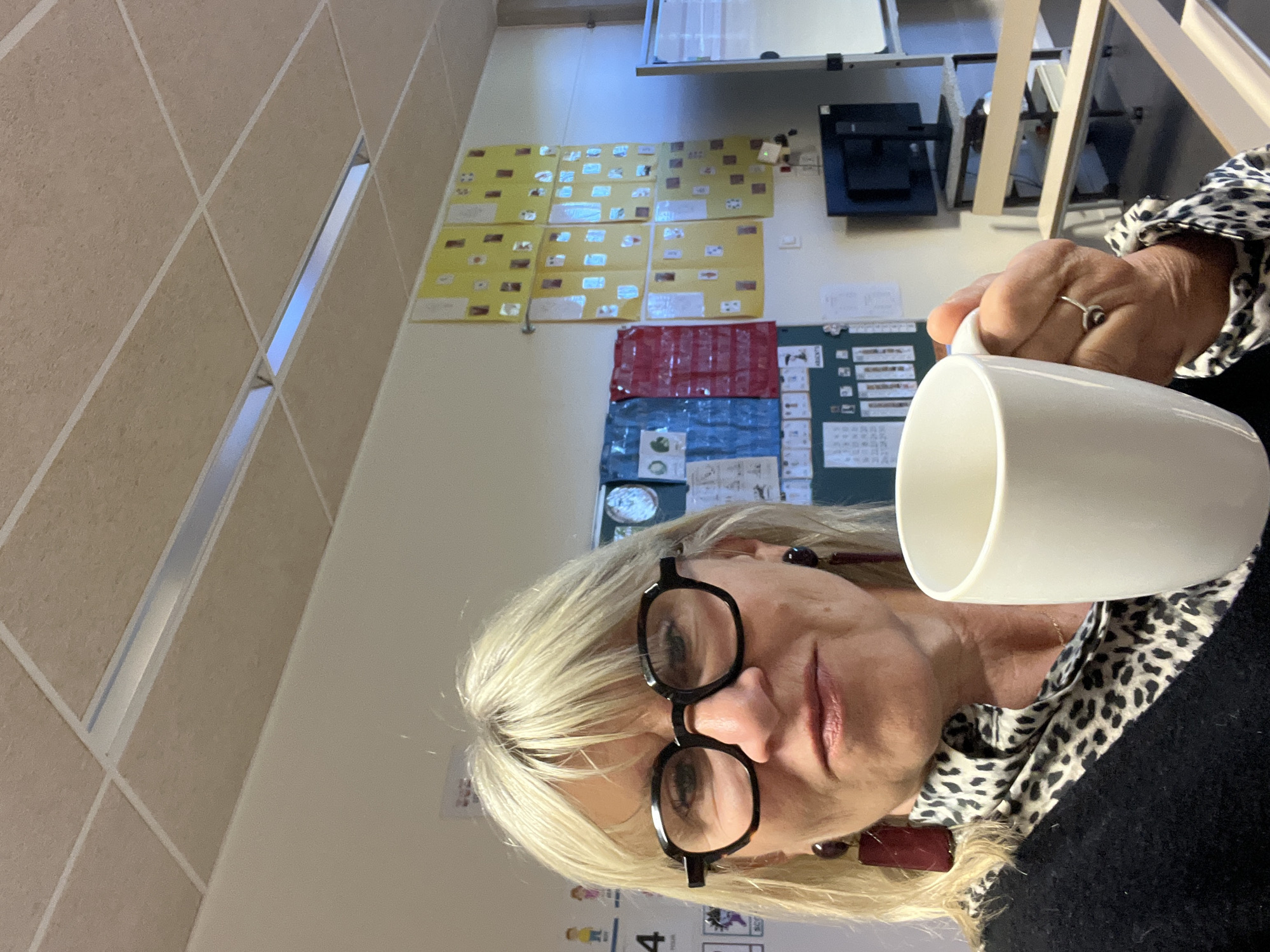 Morning coffee and craft projects captured in La Fouillouse
