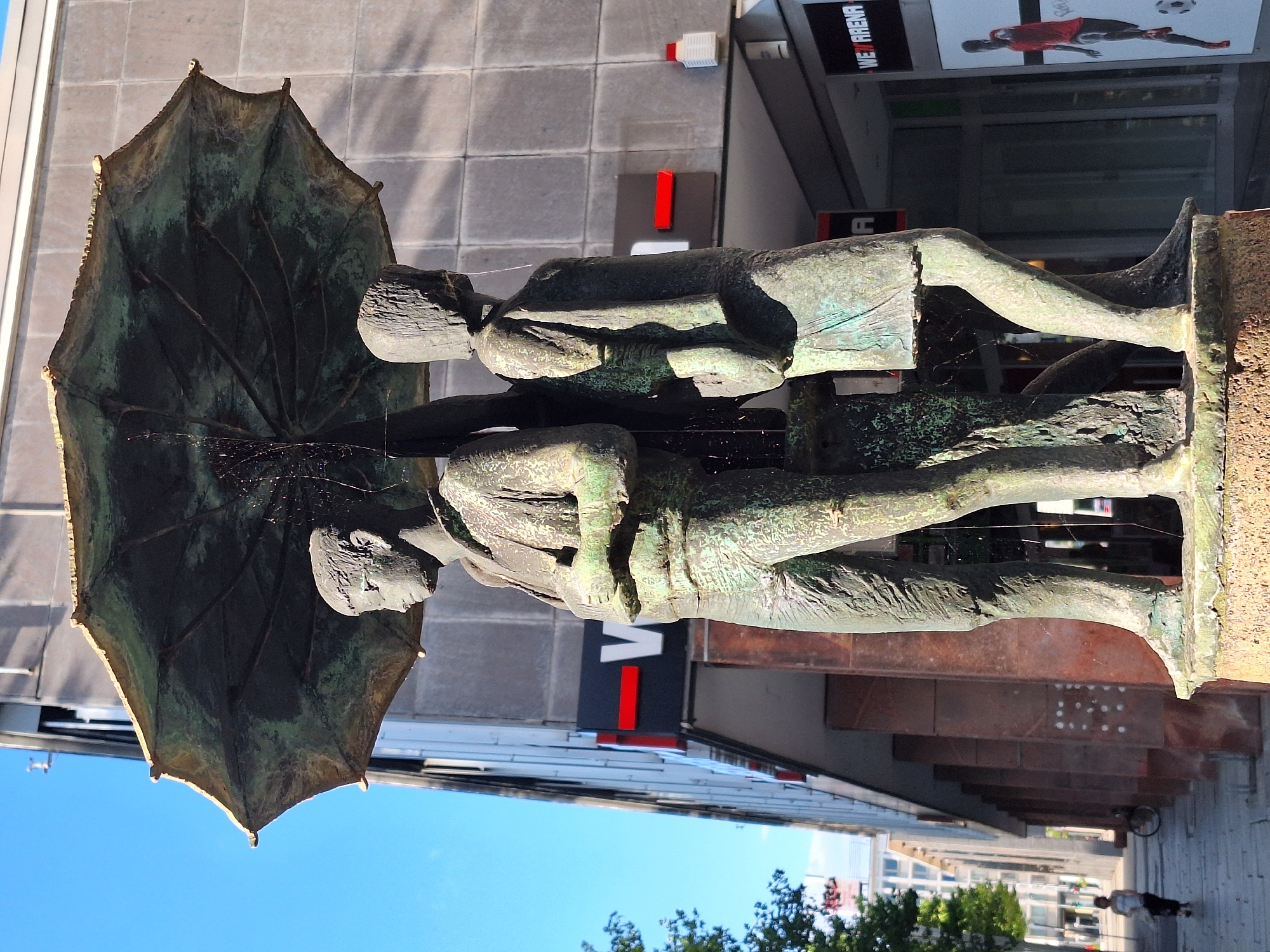 Afternoon scenes from central Chemnitz: art, architecture, and transit