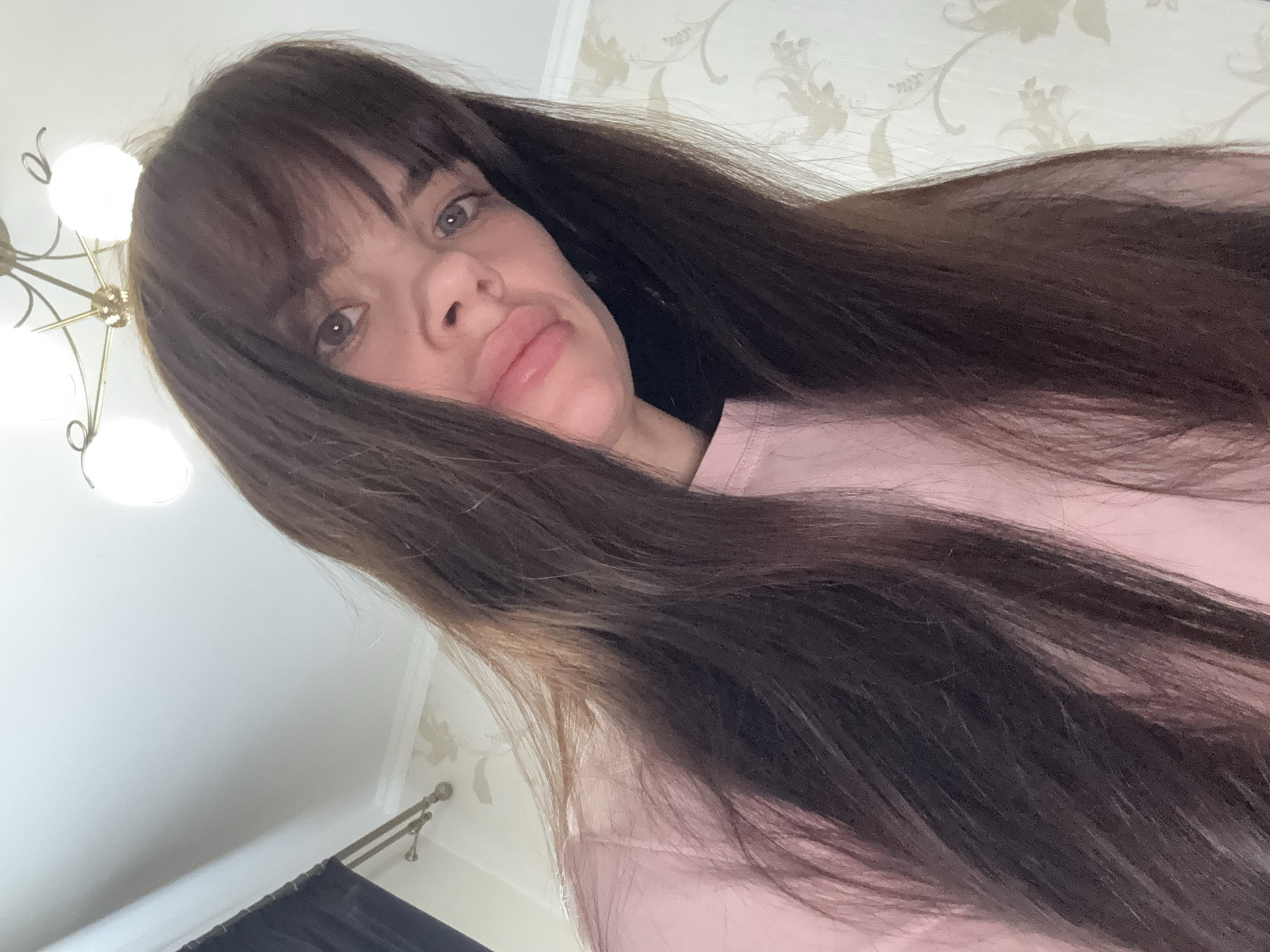 Woman documents selfie session in Rostov-on-Don residence