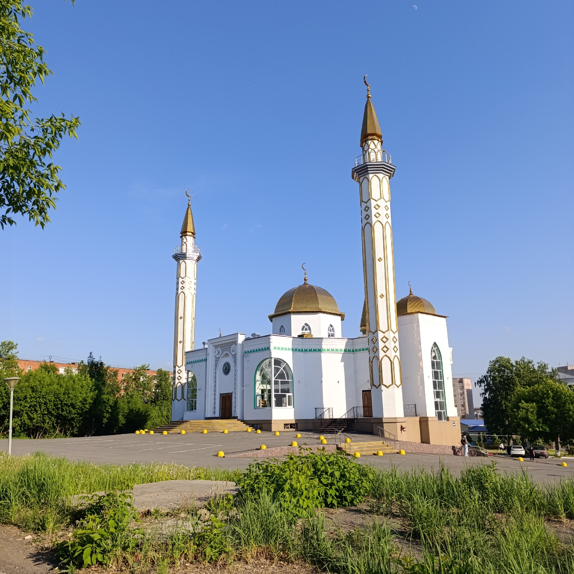 Izhevsk mosque and carnival rides documented during midday hours