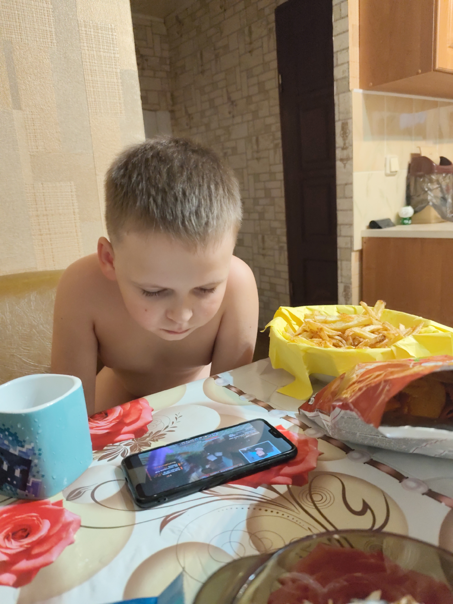 Lazy afternoon at home in Bor: fries, roses, and casual hangout