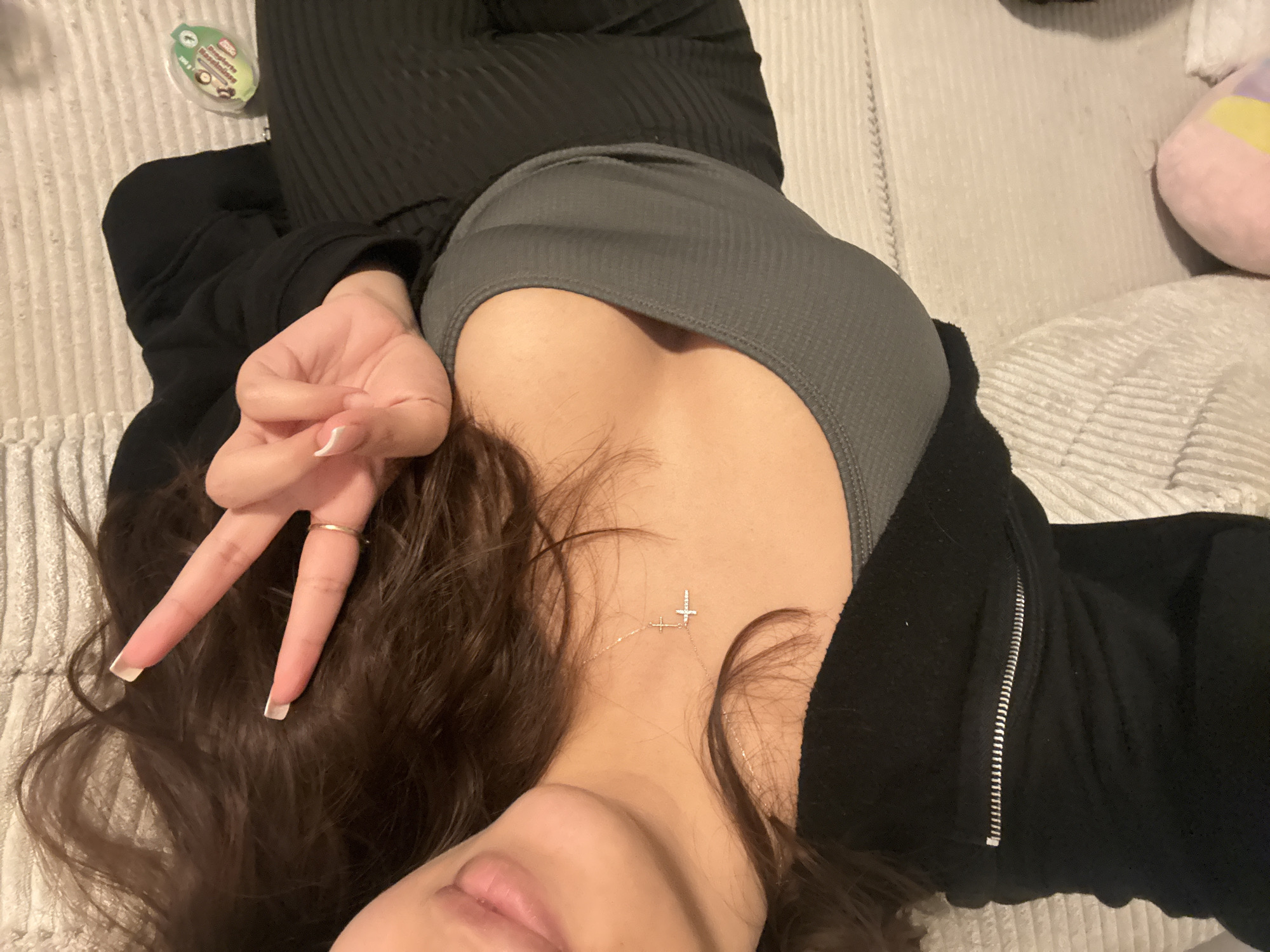 Person relaxes with snacks, flashes peace sign in Mönchengladbach