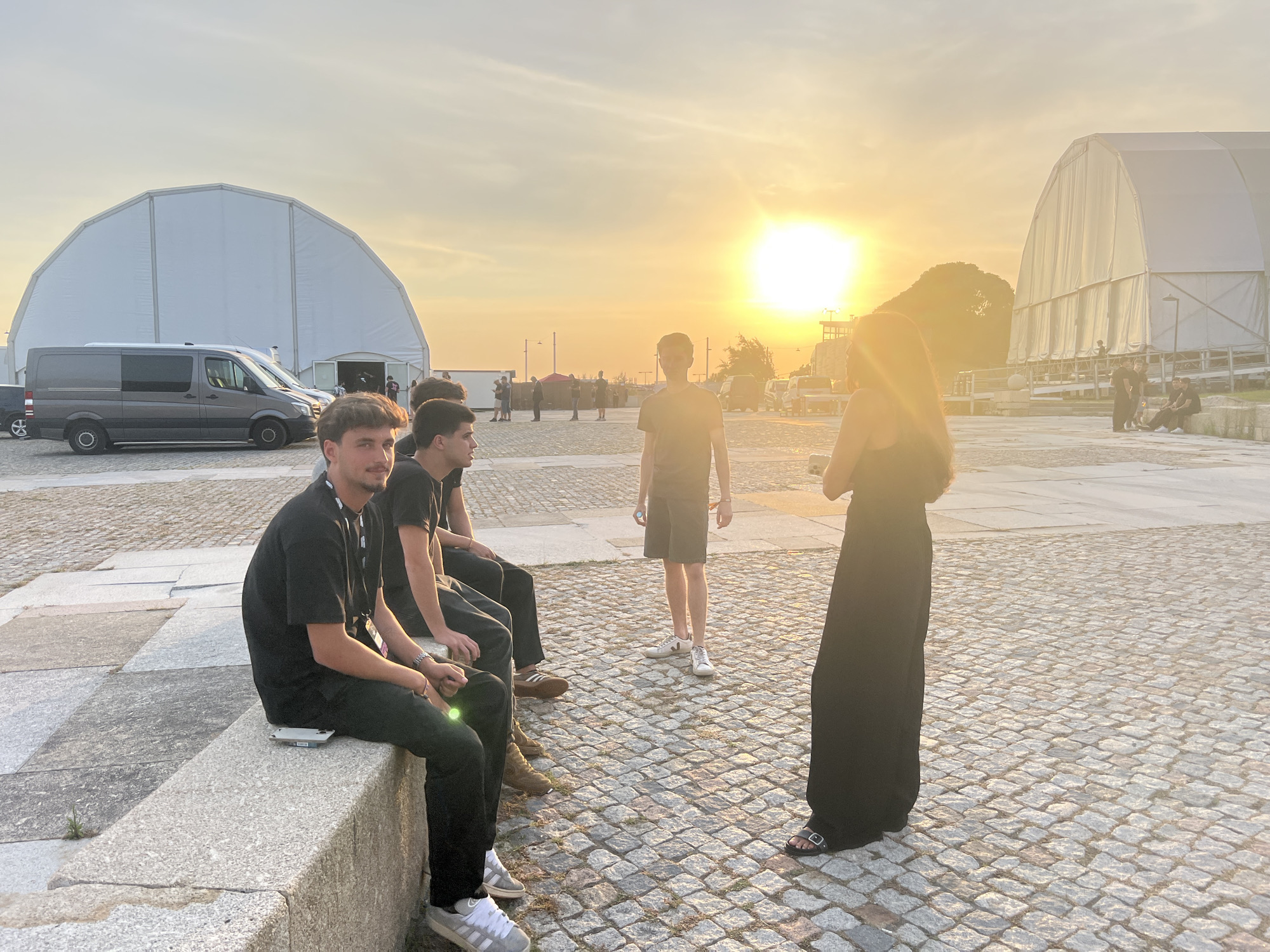 Young people socialize, take selfies at Porto gathering