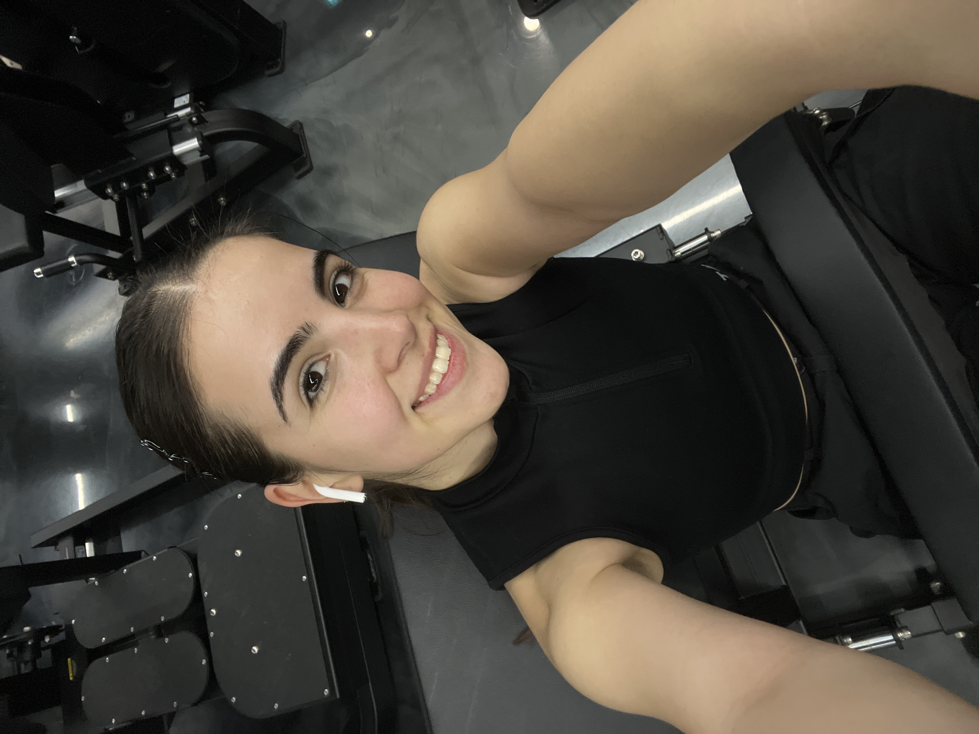 Woman takes gym selfies in Daegu fitness center