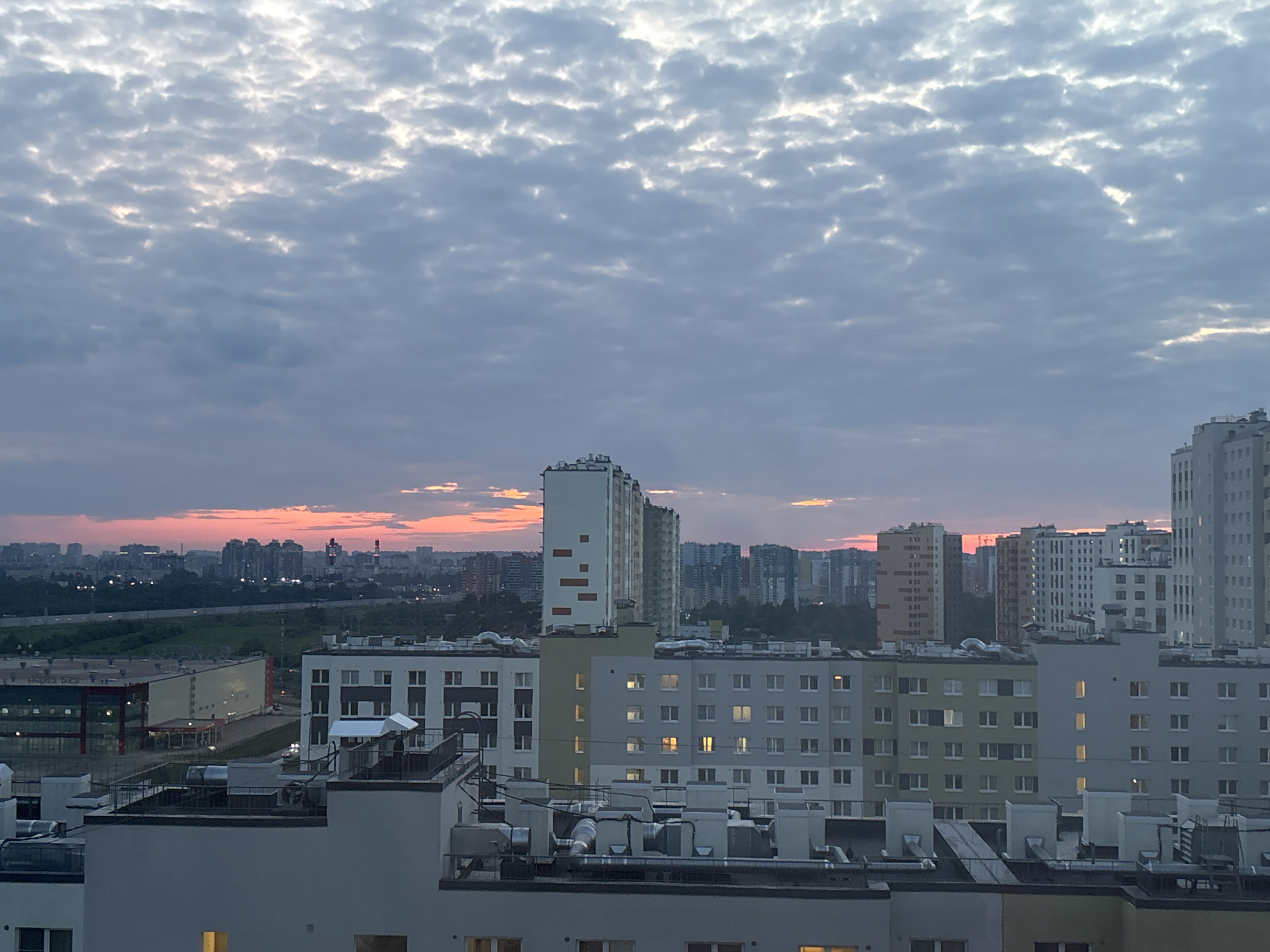 Portrait session captured in suburban Vsevolozhsk at dusk