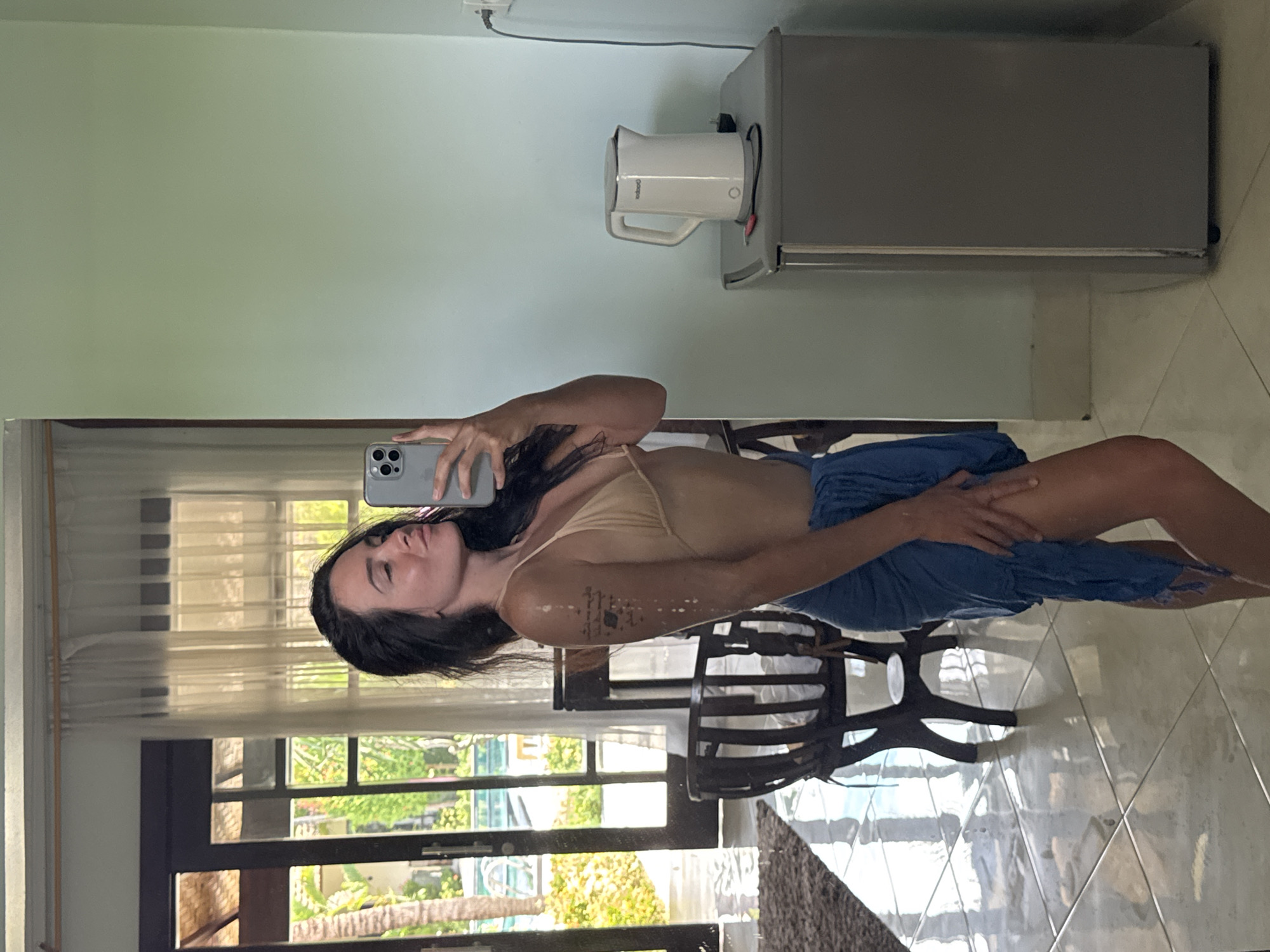 Woman documents resort morning routine through selfies in Karangasem