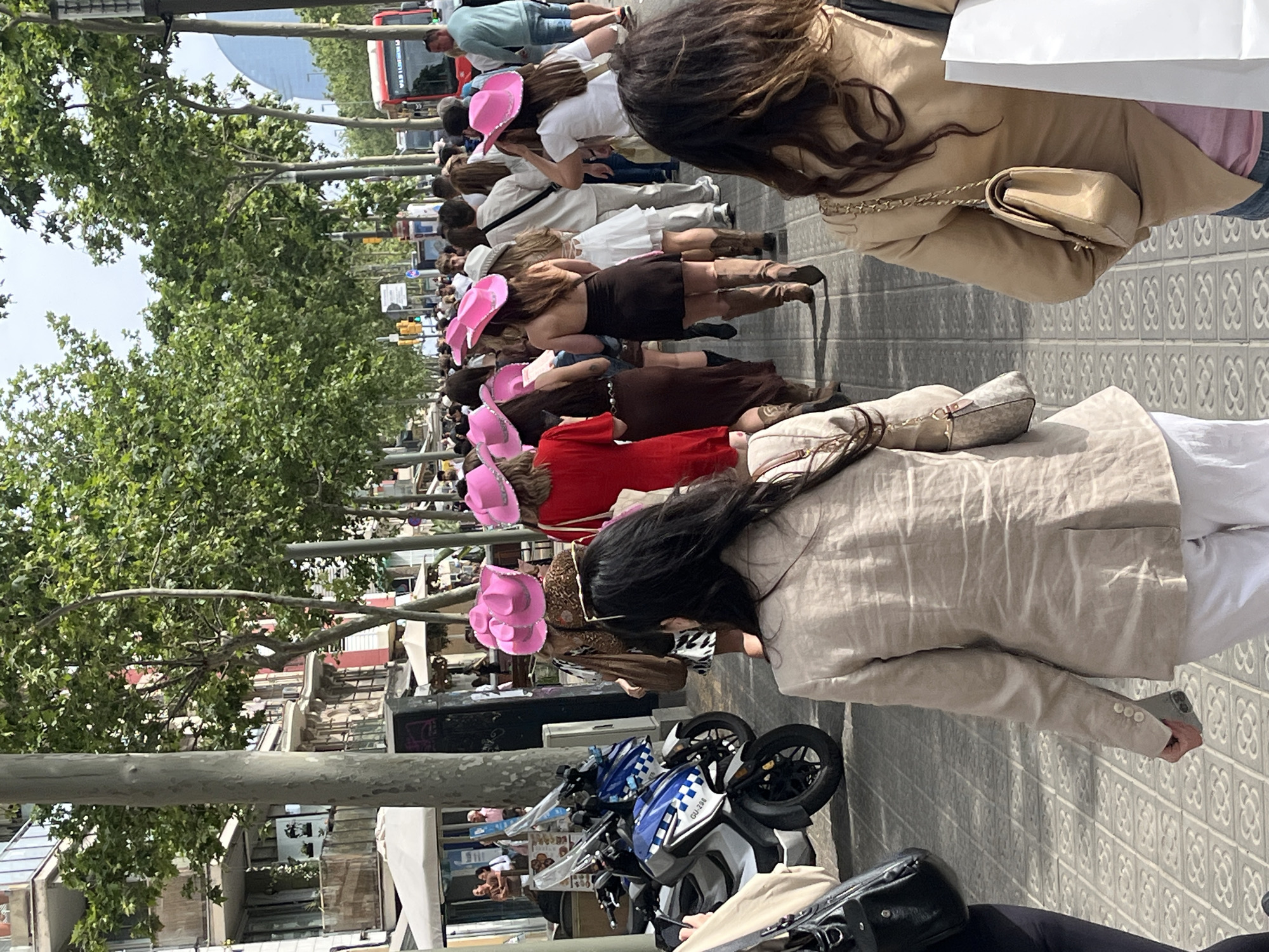 Pink cowboy hat gathering draws crowds to Barcelona streets