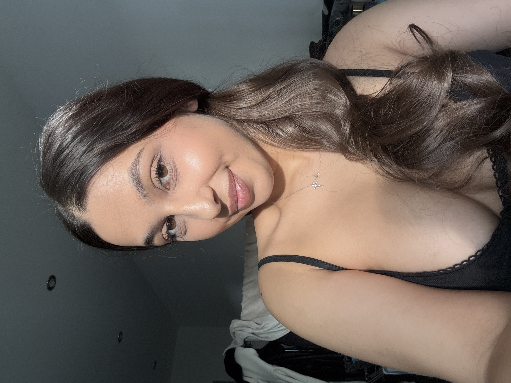 Woman takes multiple selfies indoors in Mönchengladbach