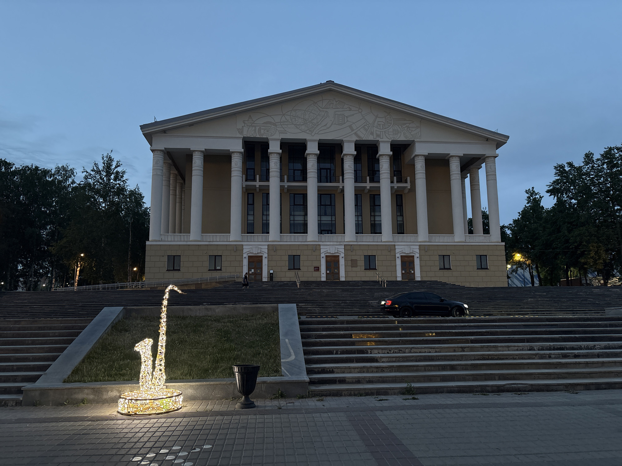 Evening street scenes documented near Palace of Culture in Votkinsk