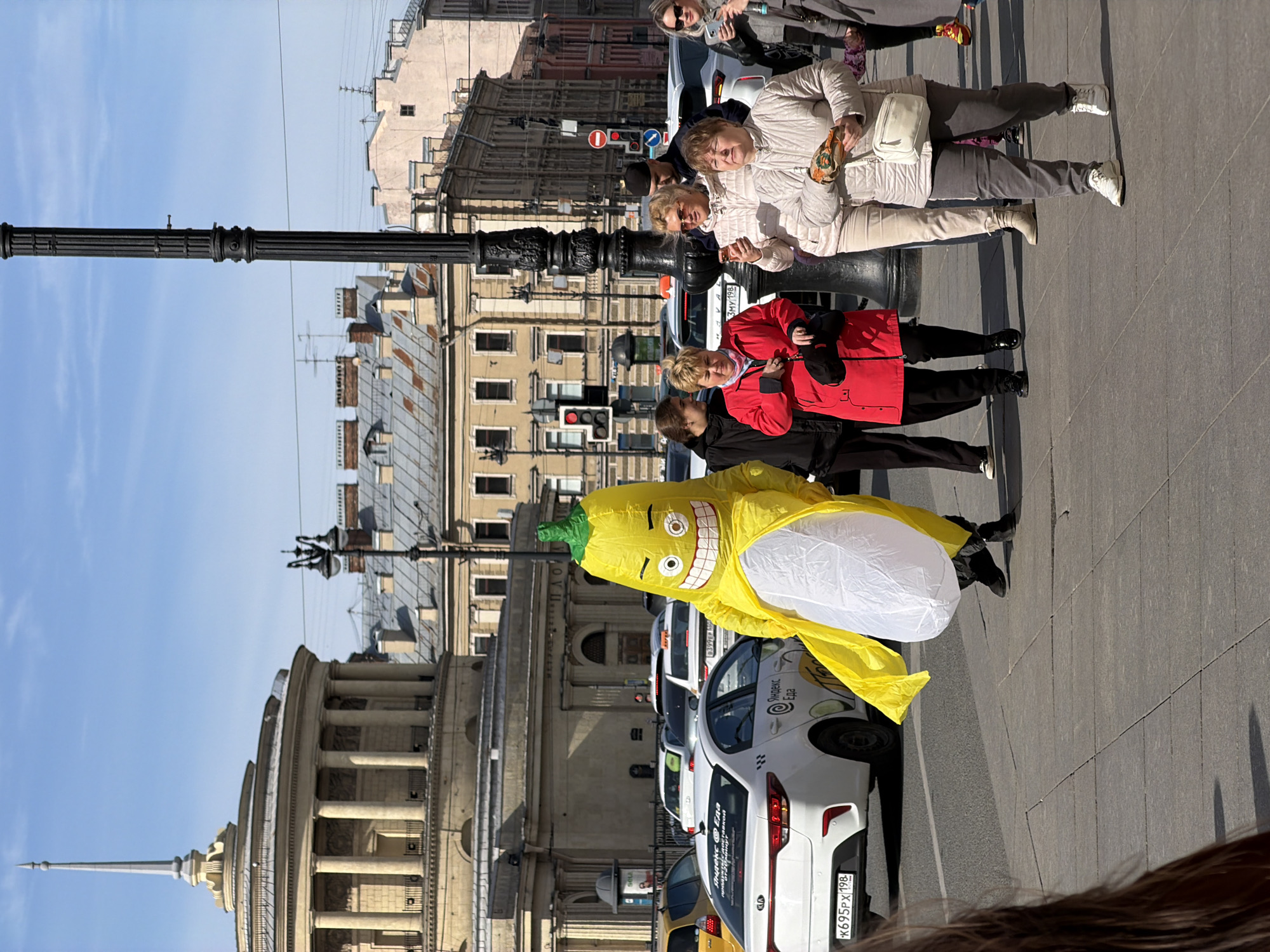 Street performers, cyclists gather on sunny Nevsky Prospekt afternoon