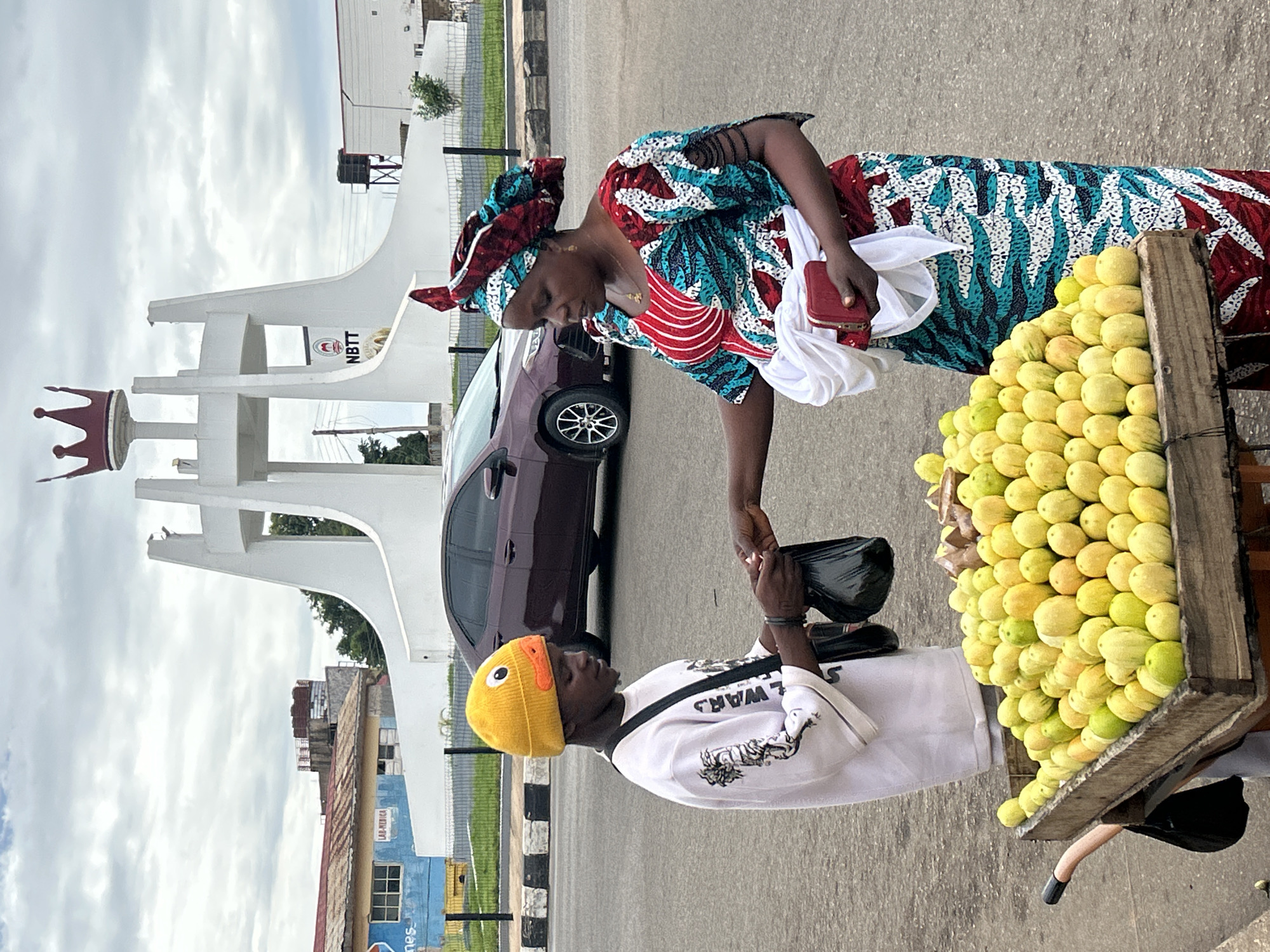 Street vendors and daily life near Jos's crown monument