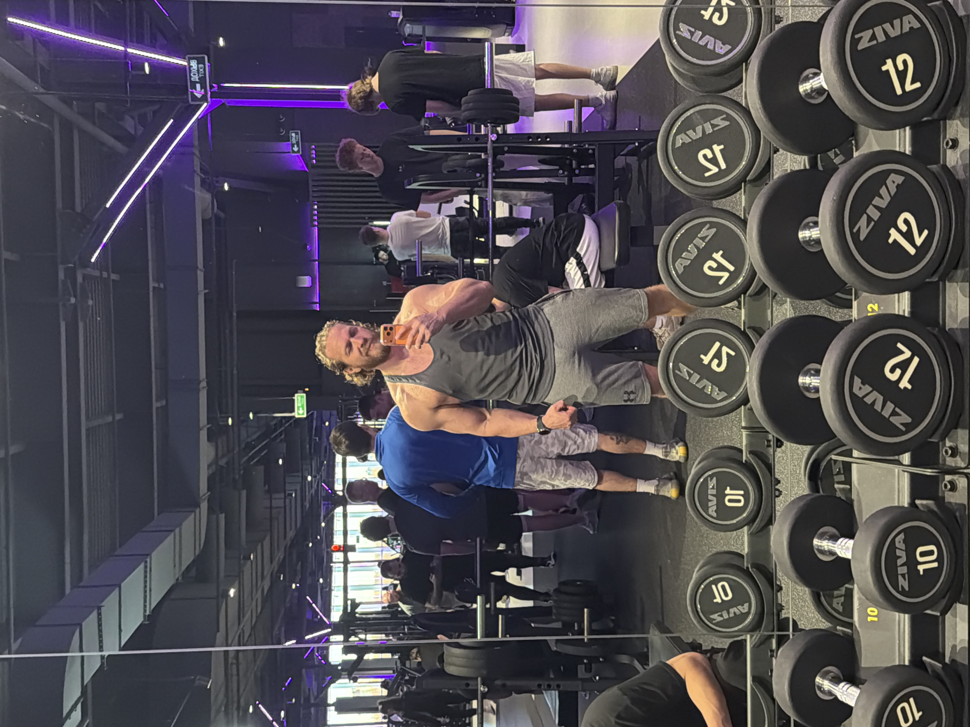 Man takes gym selfies in Saint Petersburg fitness center